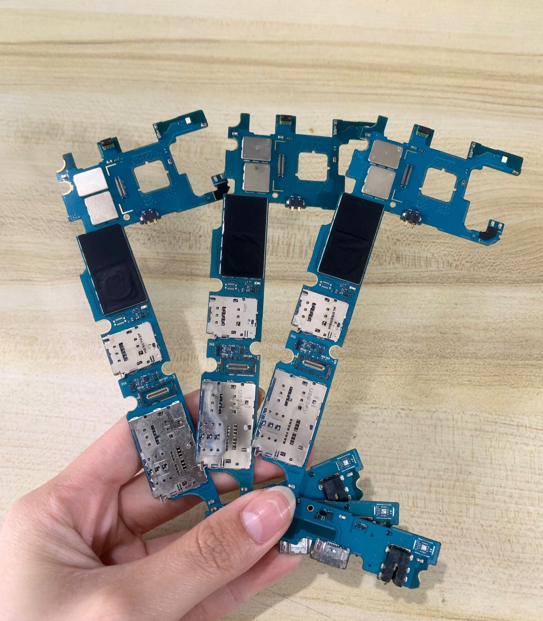 Main SamSung J4 + ( J4 Plus ) Zin Full ( Sạc , sim , Wifi ,..) Hàng Cao Cấp.