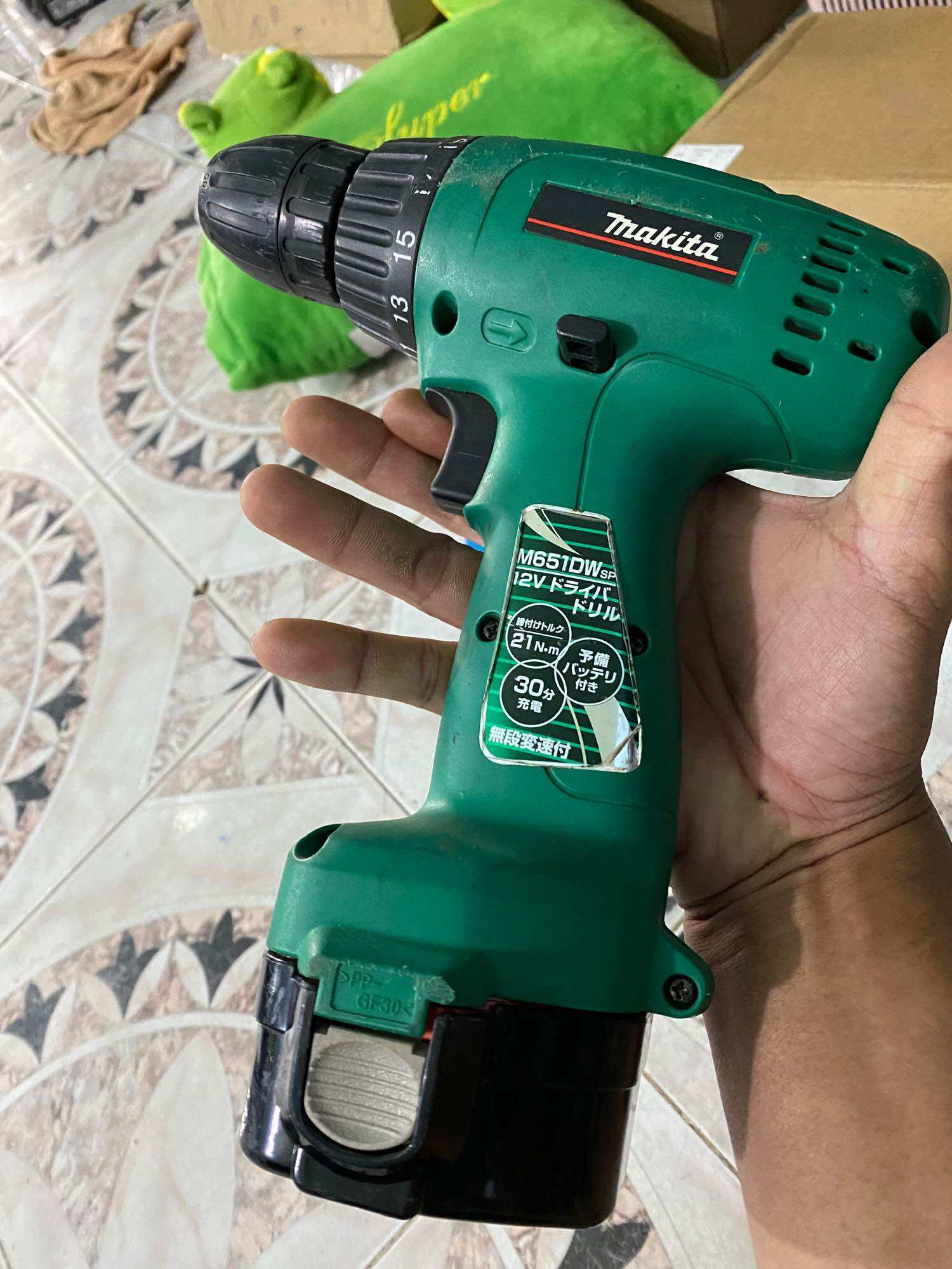 Máy khoan pin 12v Makita.