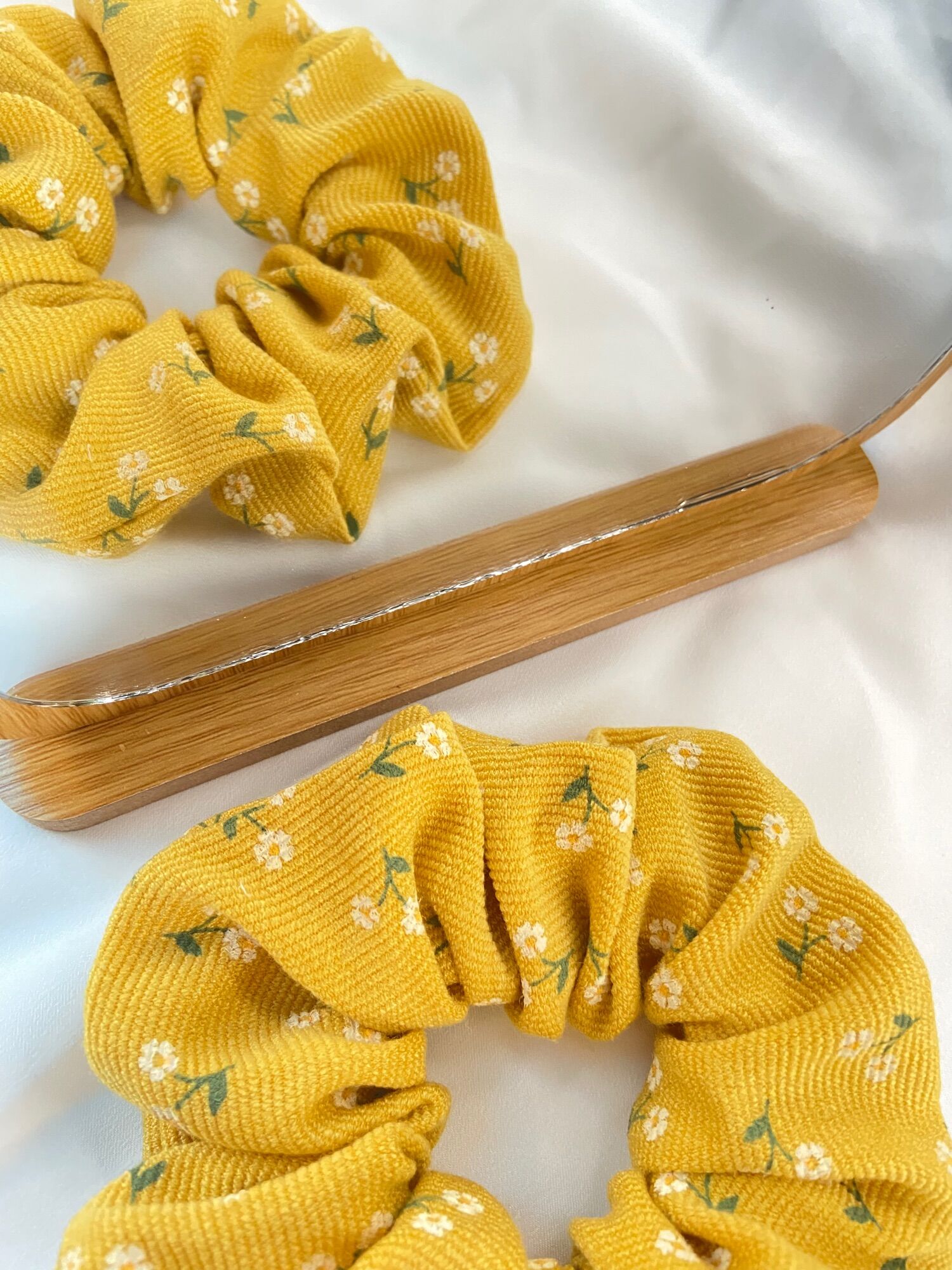 CỘT TÓC SCRUNCHIE VẢI HOA XINH XẮN CHO BẠN GÁI