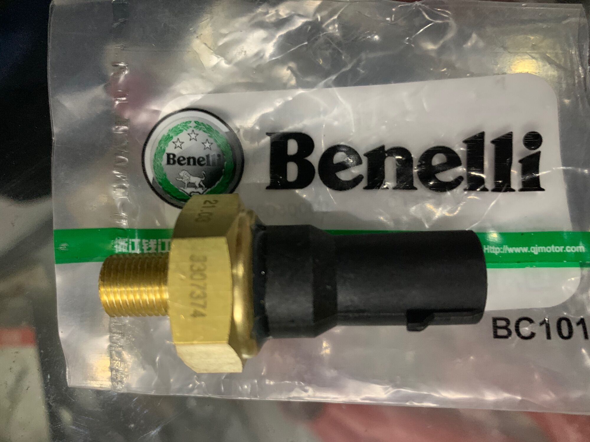 Cảm biến áp suất dầu xe bn302 bn600 trk502 chính hãng benelli