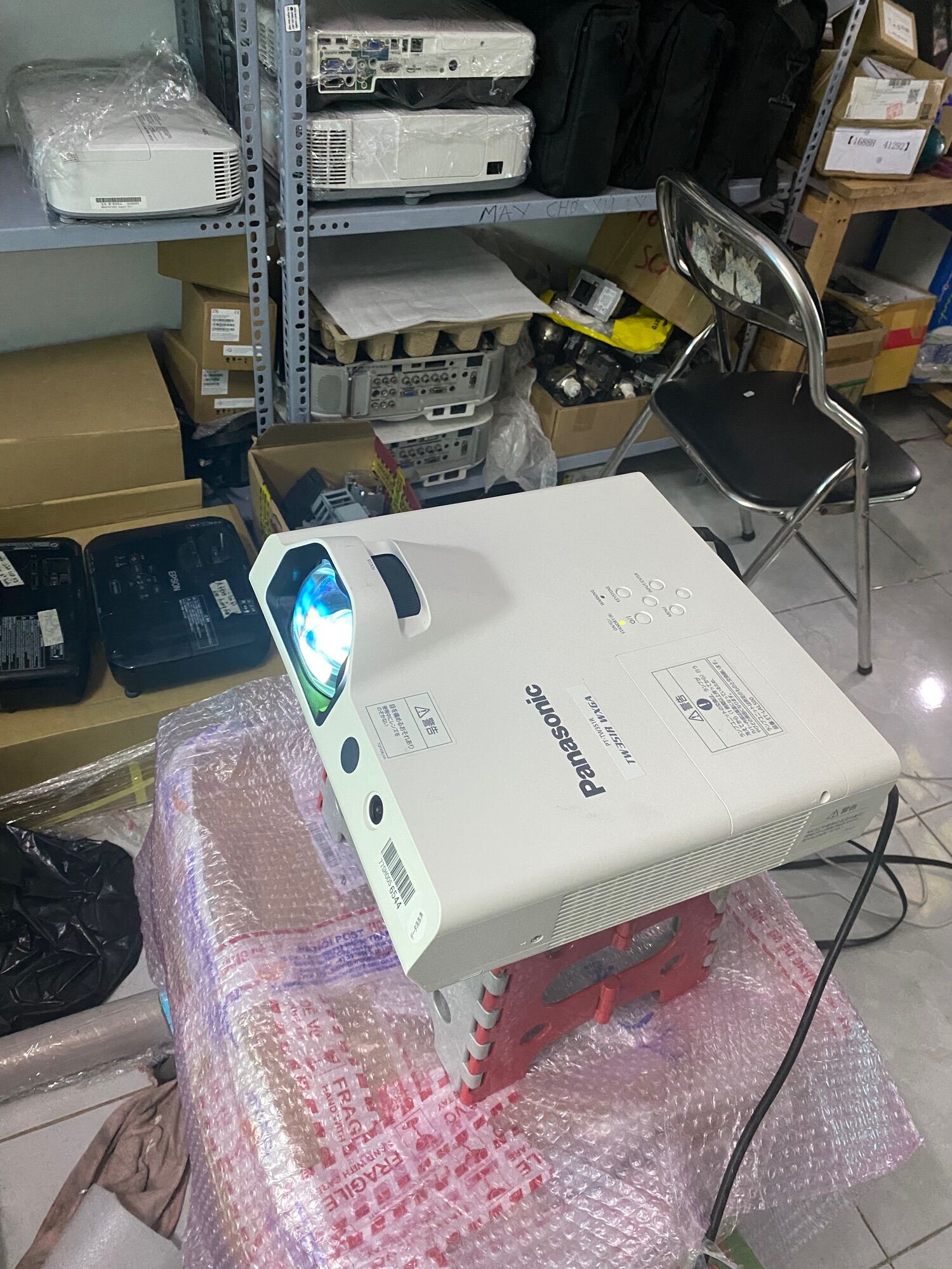 Máy chiếu gần hãng Panasonic PT-TW351R mới 99%