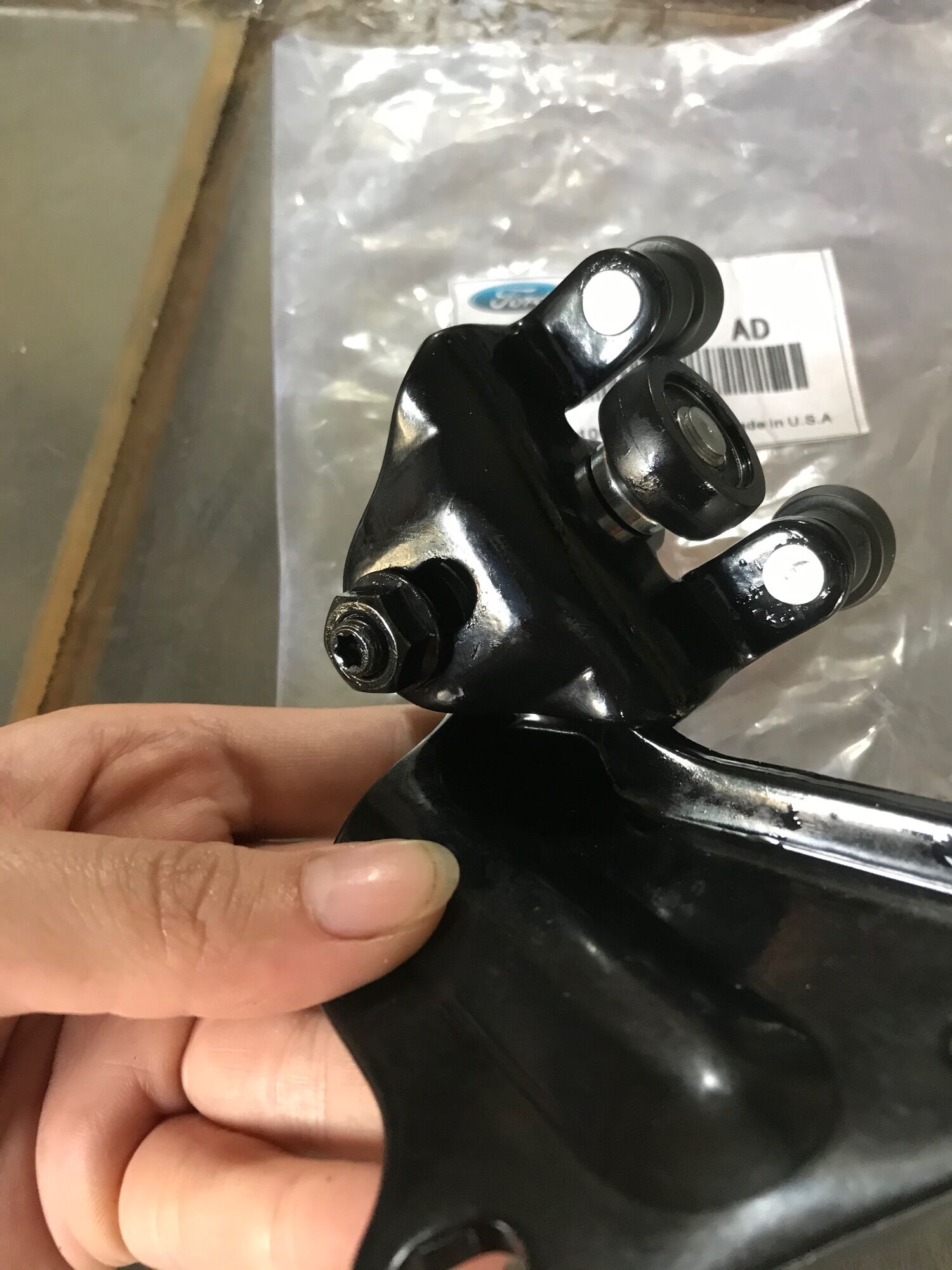 Bát Bạc Đạn (Bi Trượt) Cửa Lùa Ford Transit (Trên)