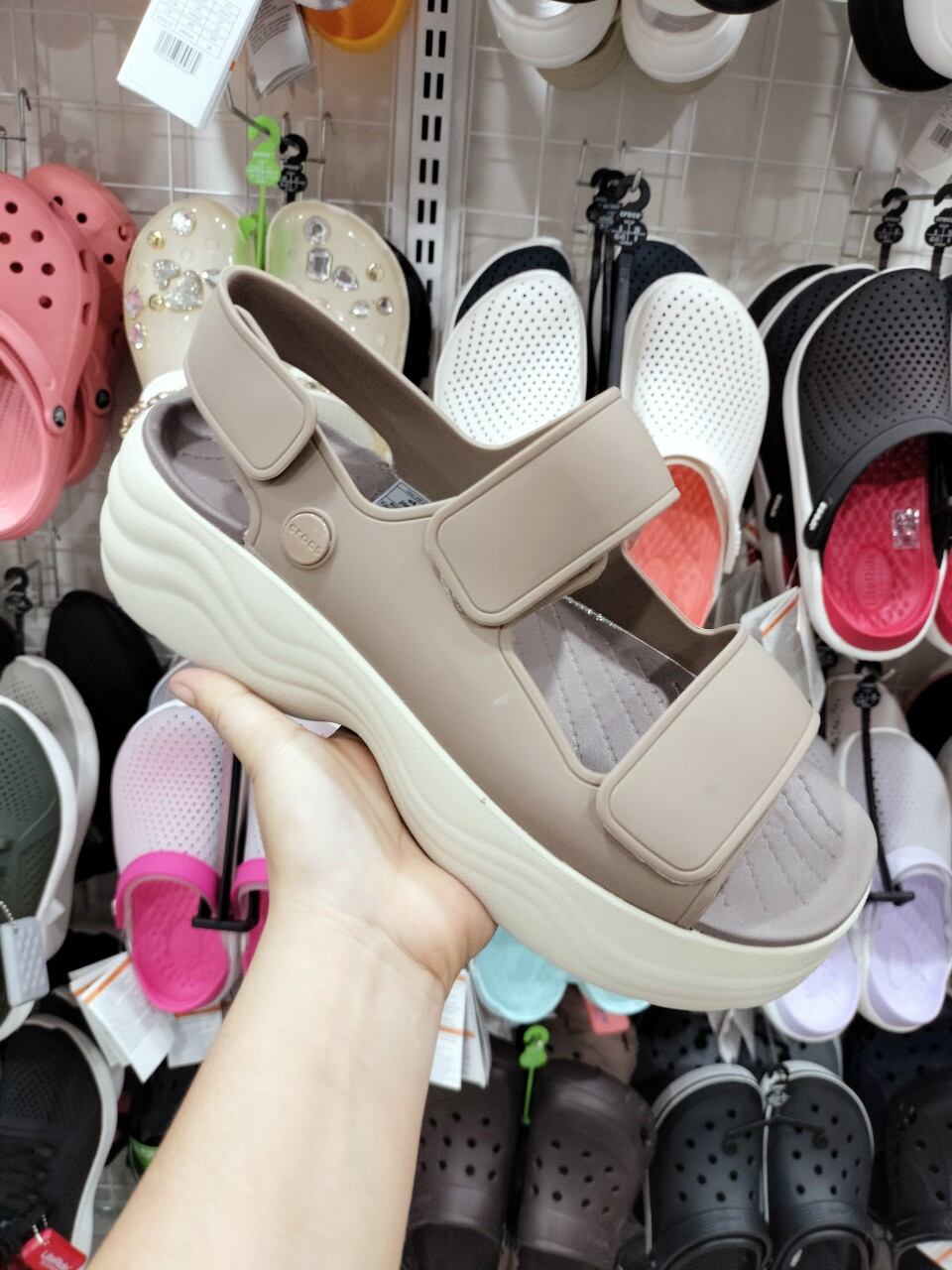 Sandal Crocs skyline 5cm quai ngang