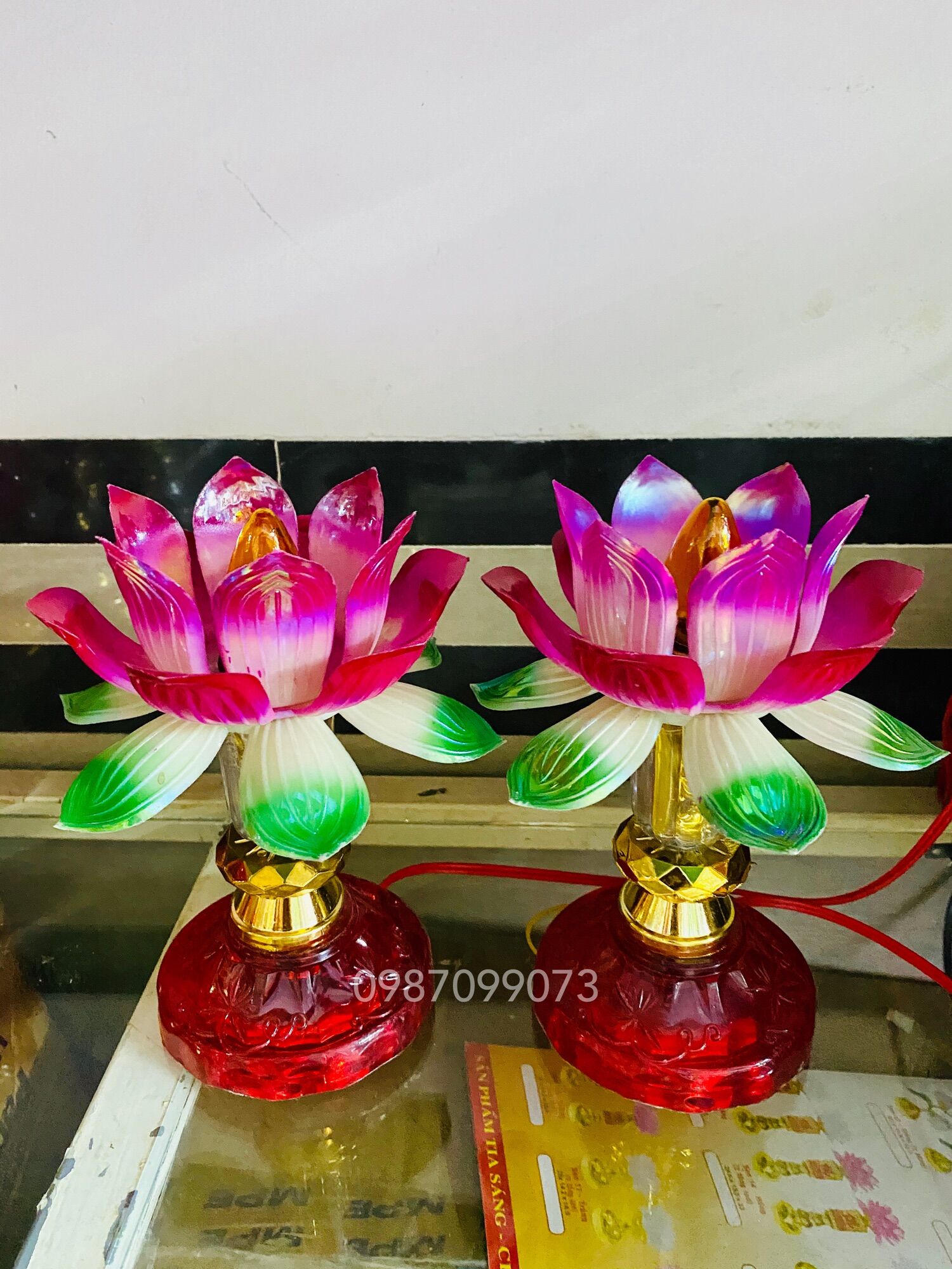 Một cặp đèn hoa sen nhựa - sử dụng bóng e12