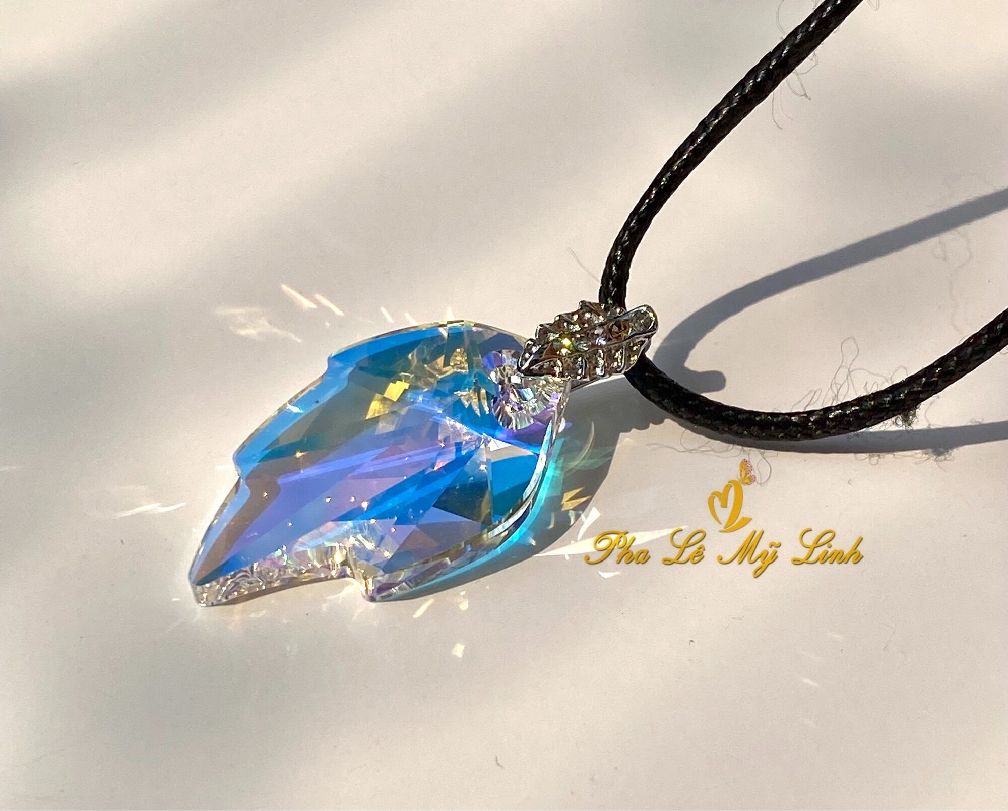 Mặt dây pha lê Swarovski chiếc lá (tặng dây đeo và kẹp mặt dây)