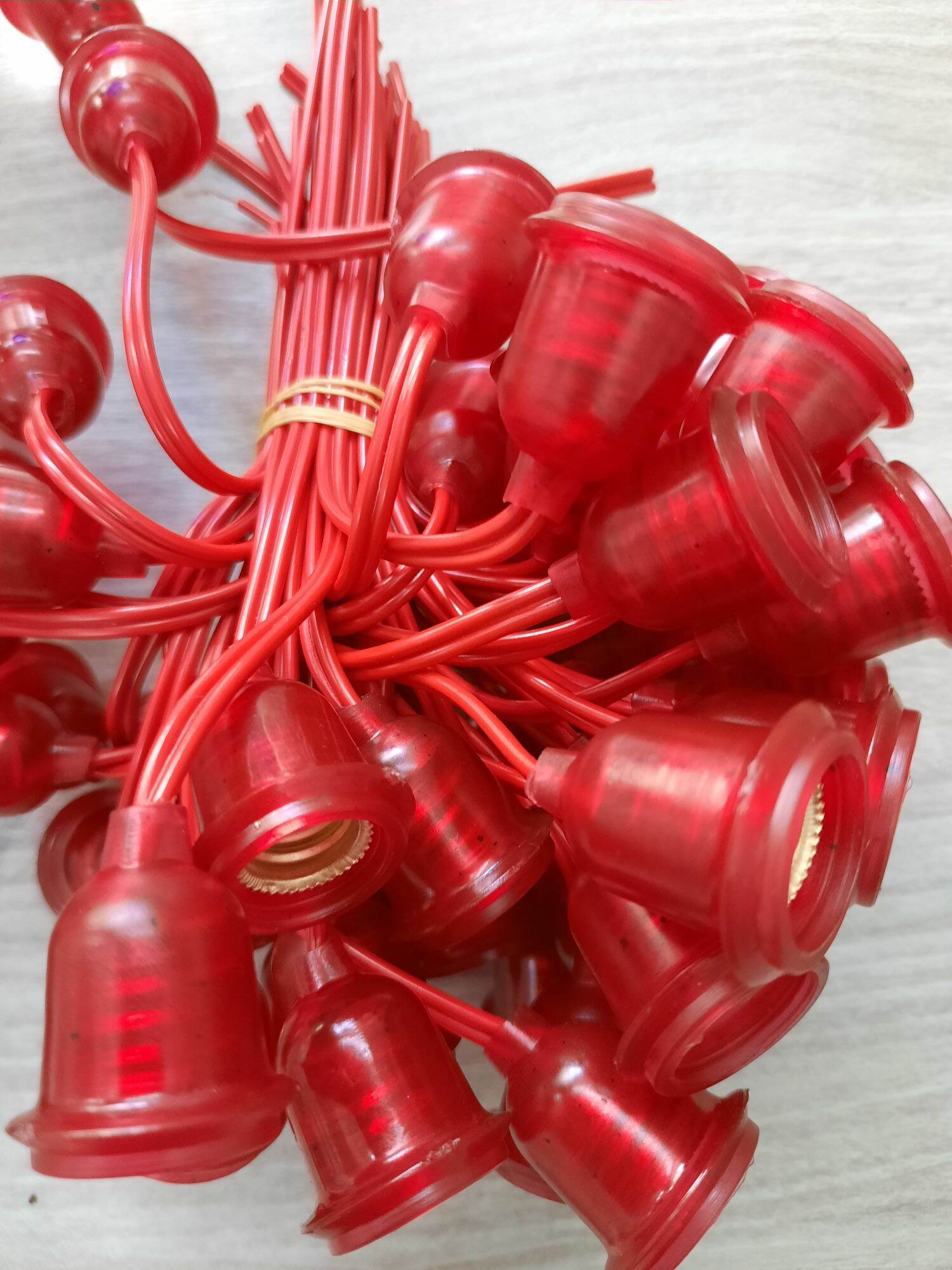 Đuôi đèn E 12, E 14 dùng cho bóng ớt, quả nhót.
