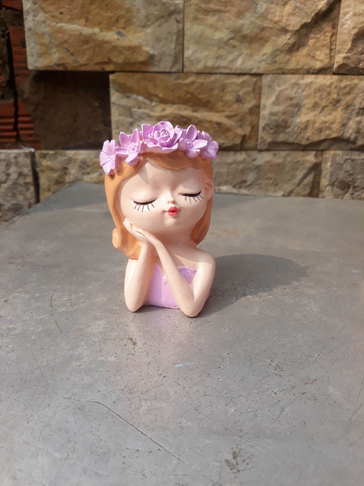 Bình hoa cô gái
