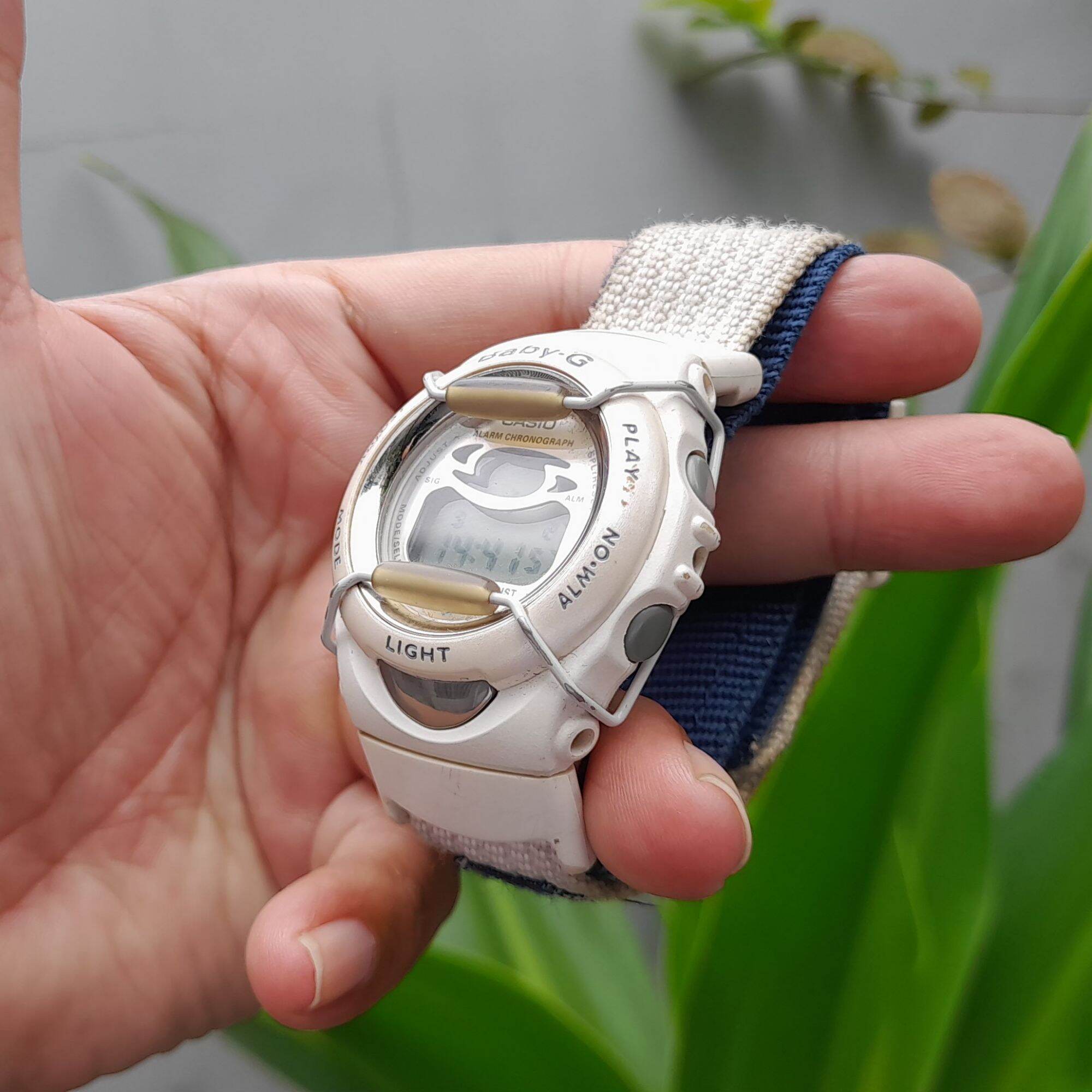 Đồng hồ CASIO BABYG trắng.