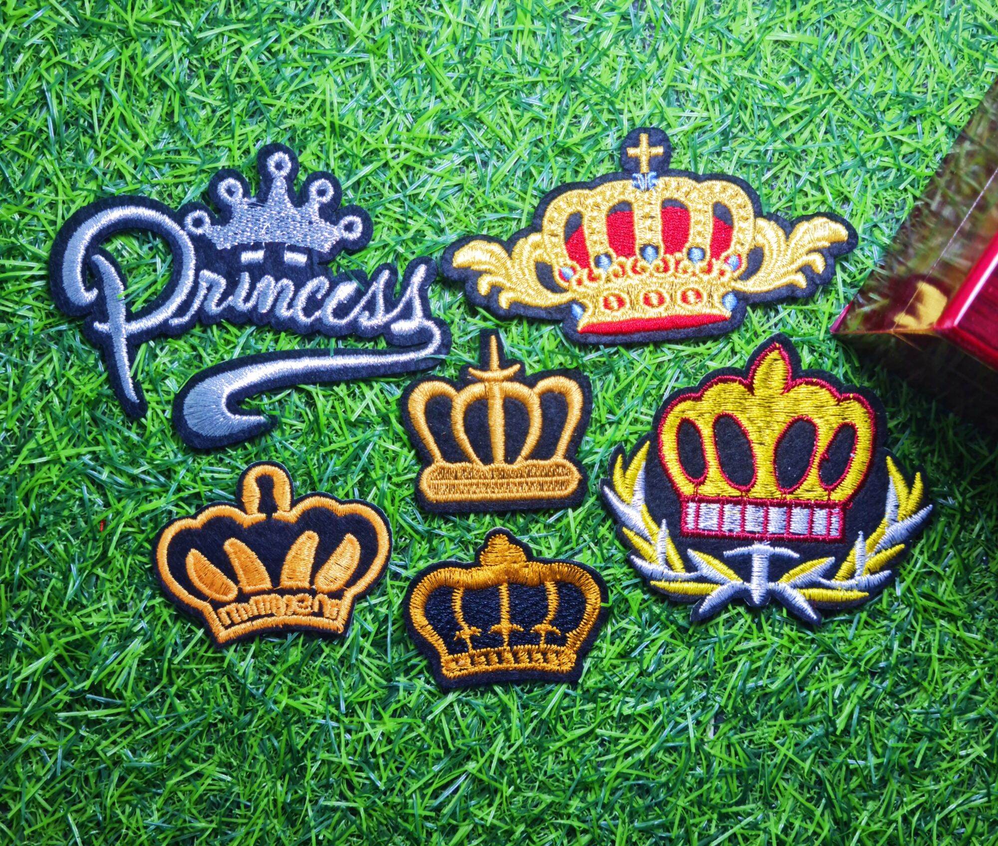 Sticker thêu ủi vương miệng cao cấp ms7yrtu