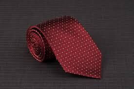 Cà vạt đỏ hoạ tiết chấm