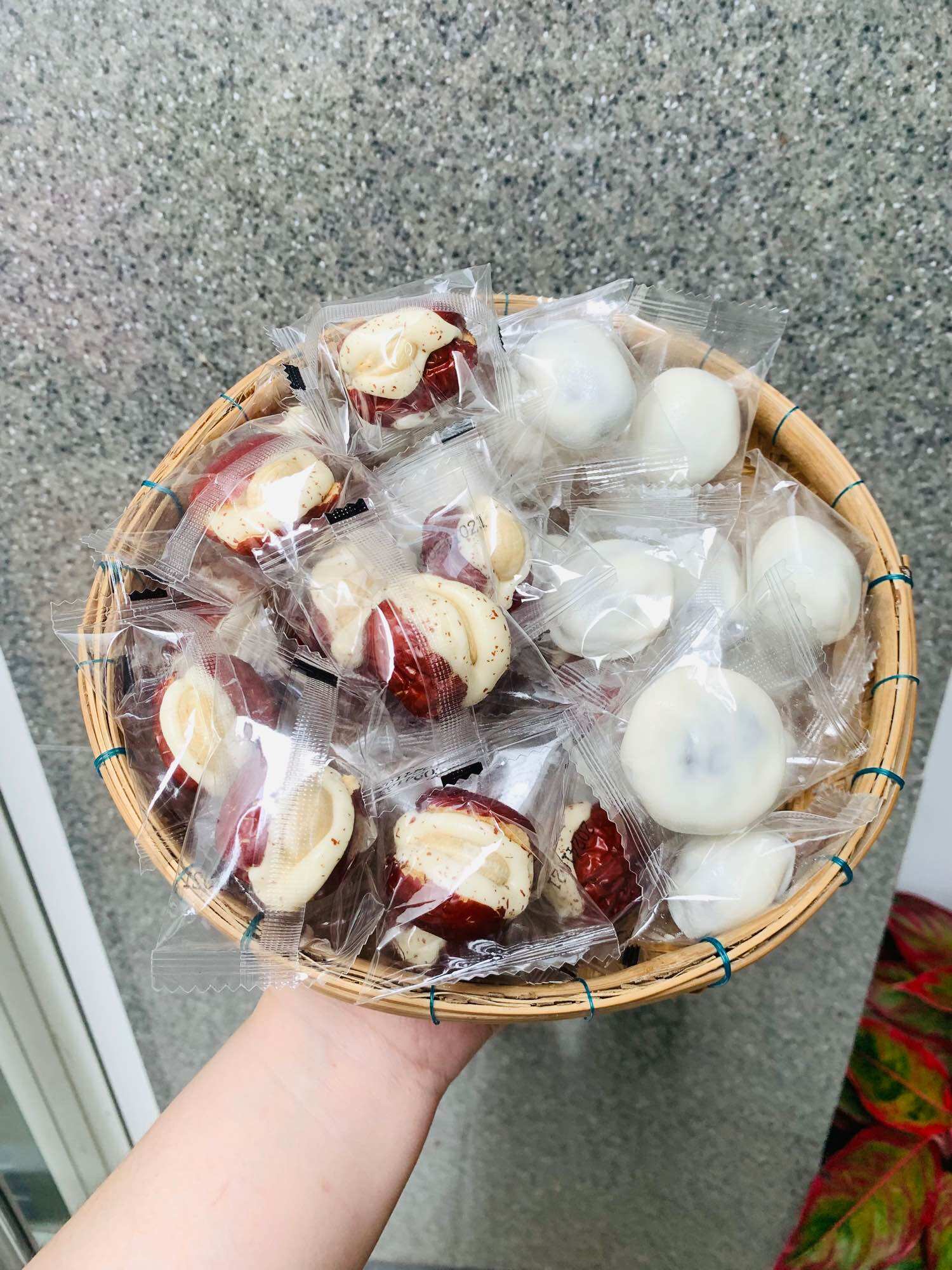 Túi 500g Mix 2 Loại Táo Đỏ Kẹp Sữa Lạc Đà Hạt Điều Và Sữa Bọc Táo Hạnh Nhân Siêu Ngon Siêu Hot