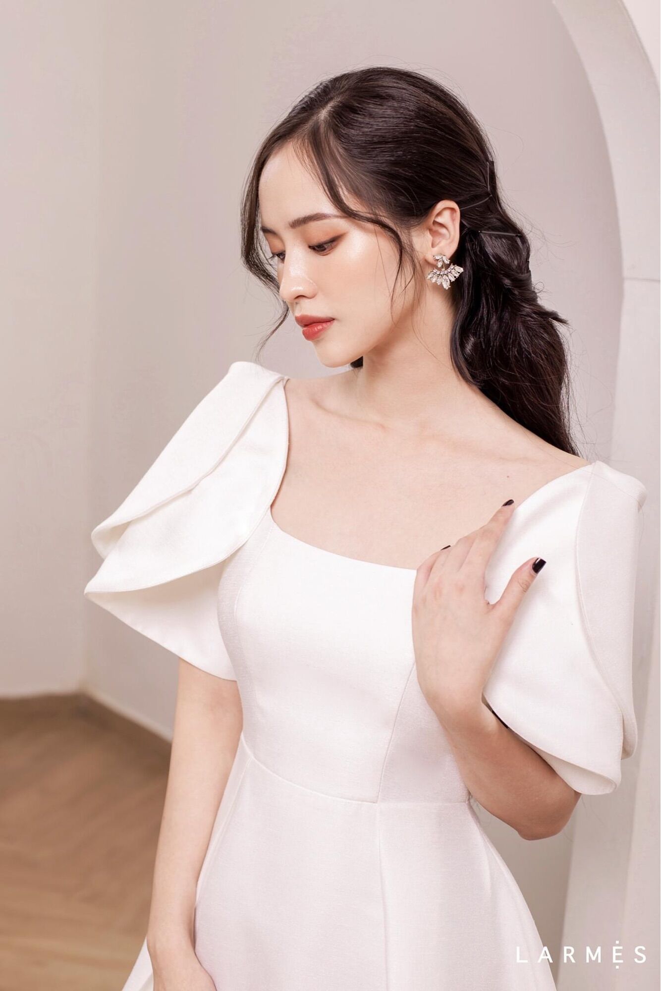 LARMES - Đầm trắng tay thiên nga Swan