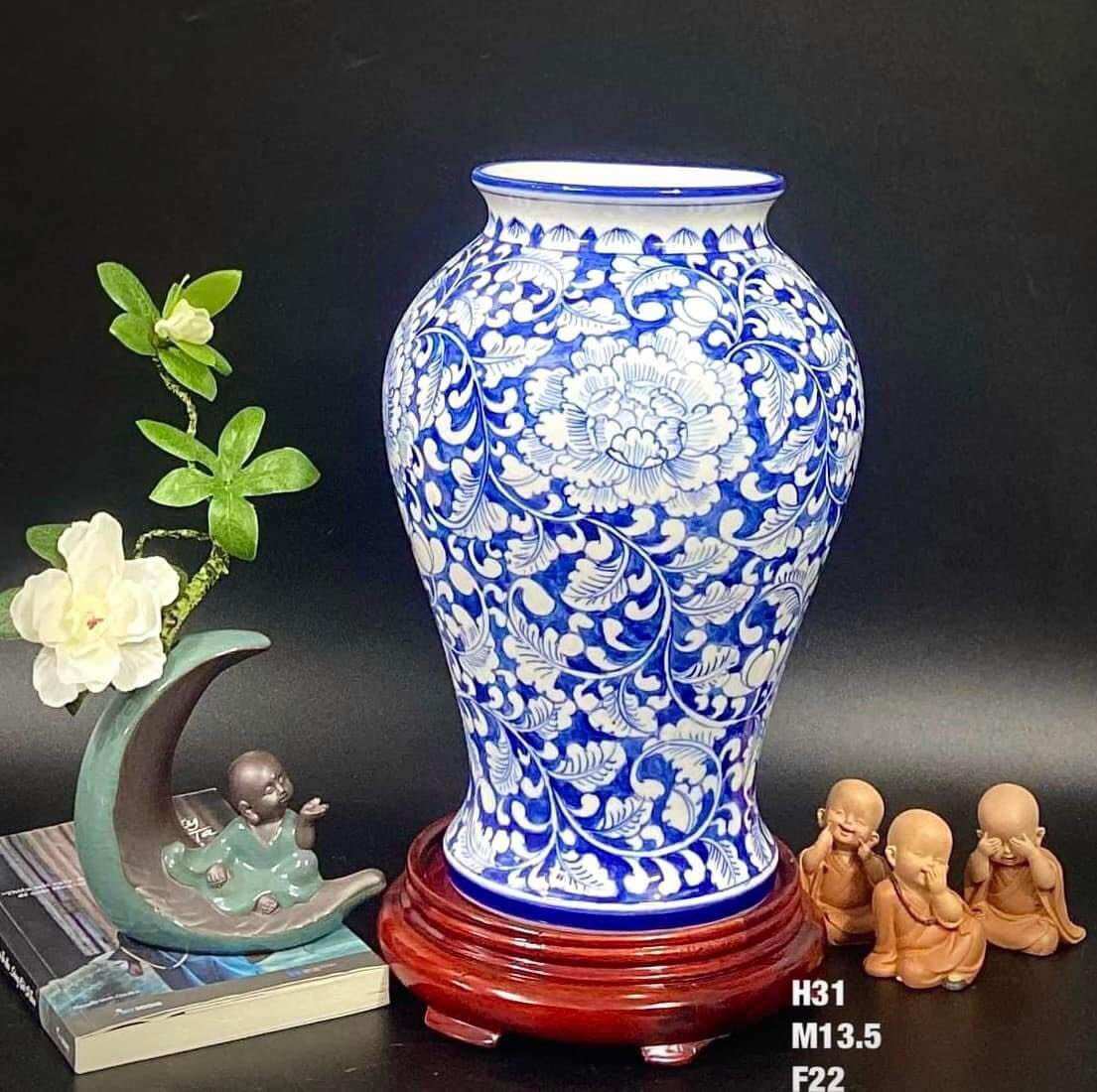 Bình cắm hoa dáng đùi dế, men lam vẽ thủ công. Gốm sứ Bát Tràng.