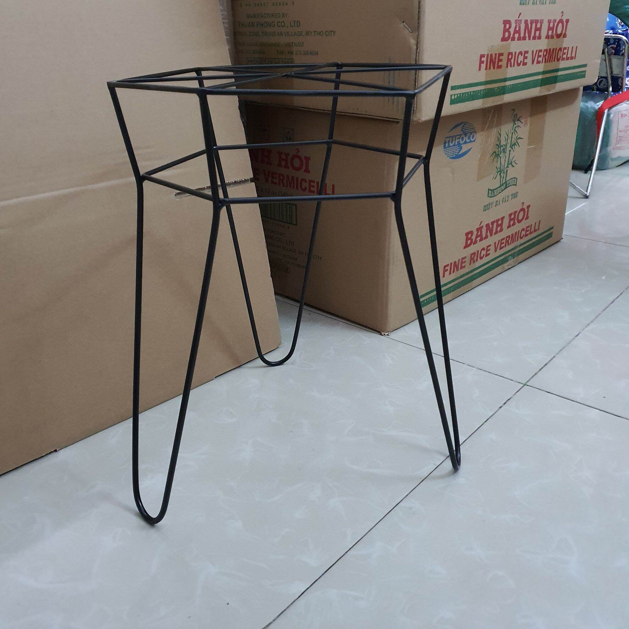 Chân sắt kê chậu hoa mặt lục giác đường kính 28cm cao 36cm