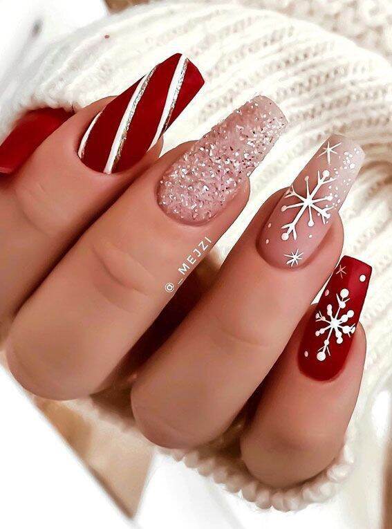 Mùa Giáng sinh đến rồi, bạn đã chọn cho mình bộ nail xinh nhất chưa? Hãy cùng thỏa sức khám phá và lựa chọn cho mình những mẫu nail xinh noel hay nhất để sánh đôi cùng những chiếc áo sweater của mình. Một mùa lễ hội tuyệt vời đang chờ đón bạn!