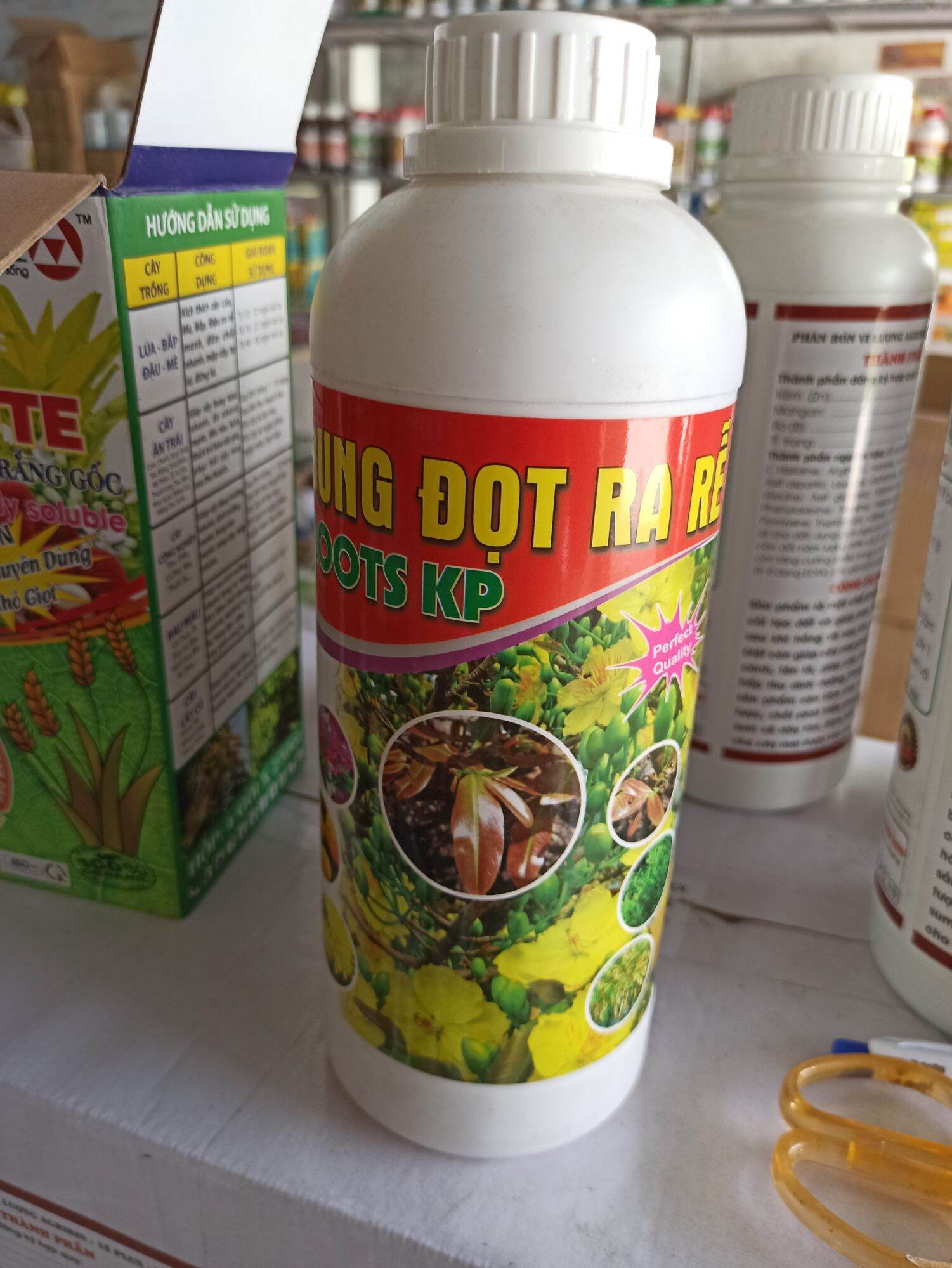 Phân bón bung đọt ra rễ Roots KP chai 1 lít