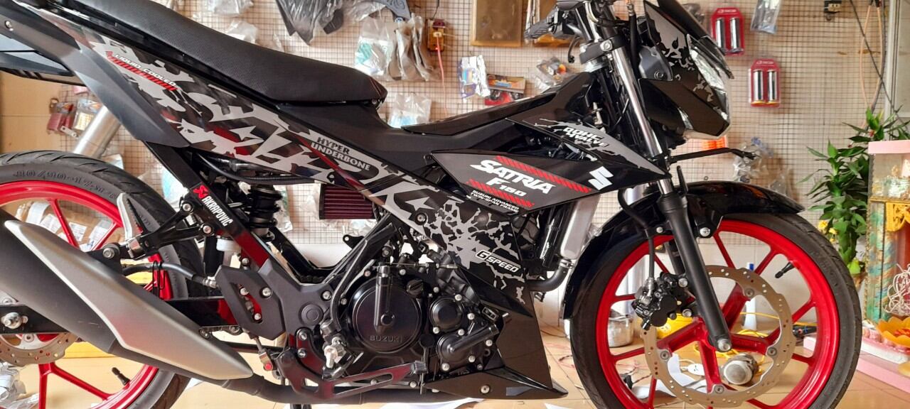 Tem satria báo đốm đen bạc tặng kèm logo trang trí