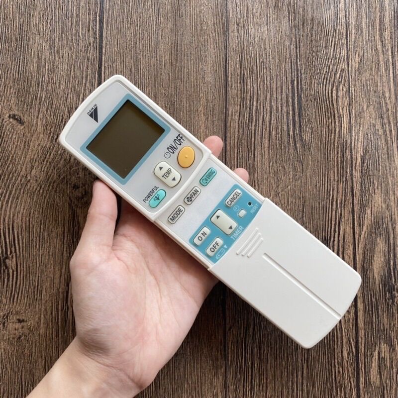 REMOTE MÁY LẠNH DAIKIN CHĨNH HÃNG 1 nút xanh ( tặng pin )