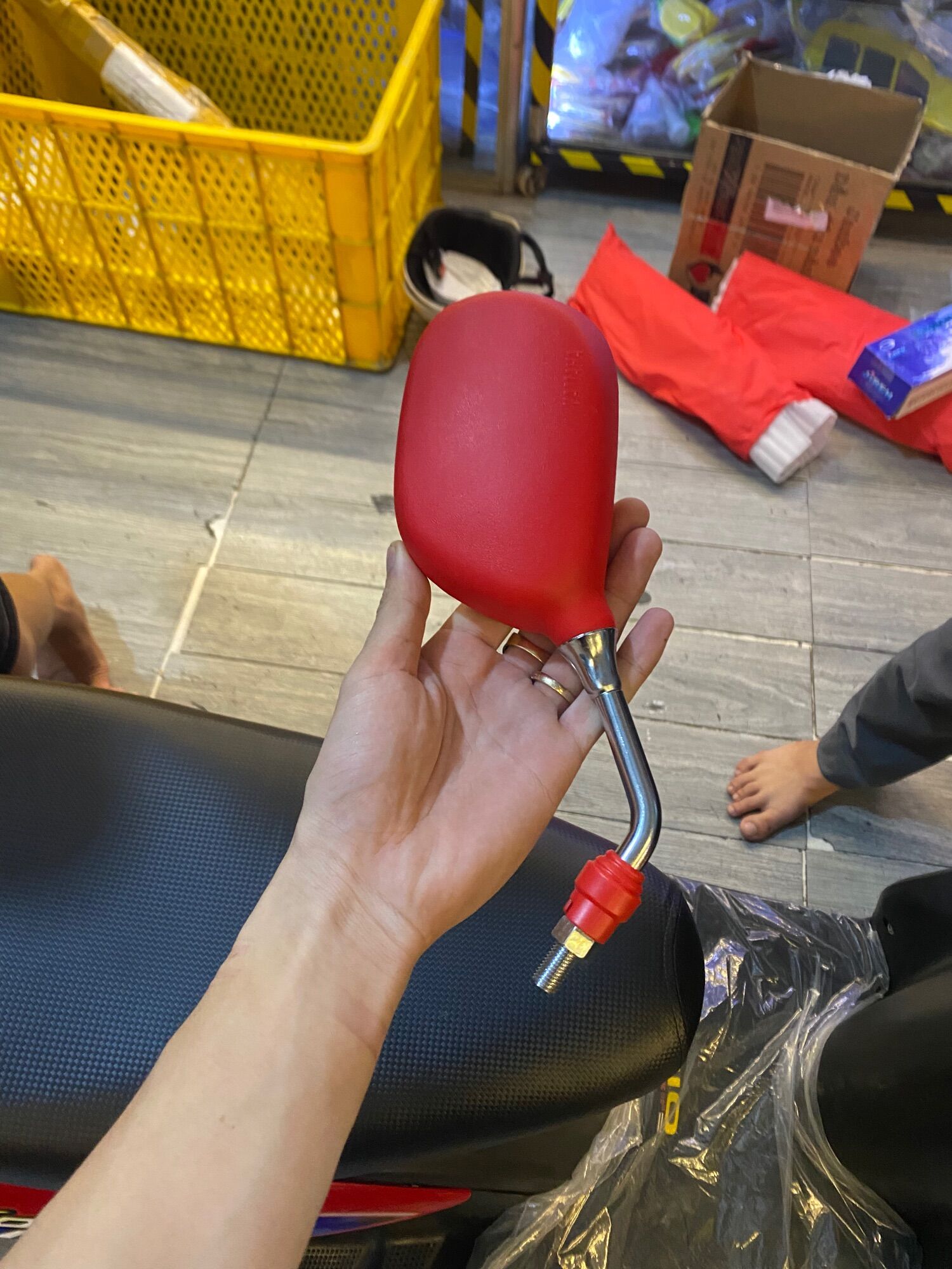 Cặp kính spark màu đỏ gắn mọi dòng xe