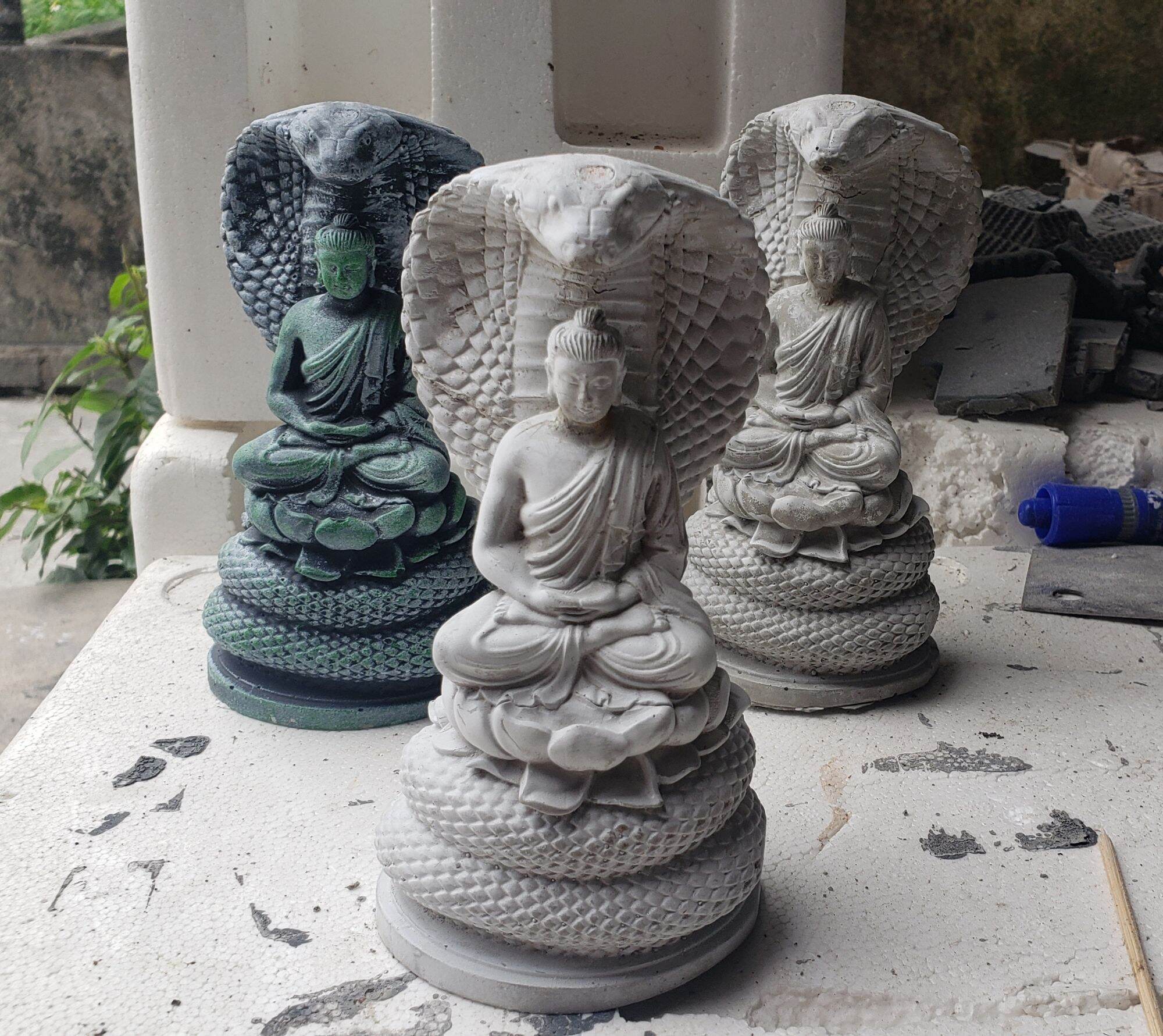 Tượng rắn bảo vệ phật. ( chất liệu xi măng)