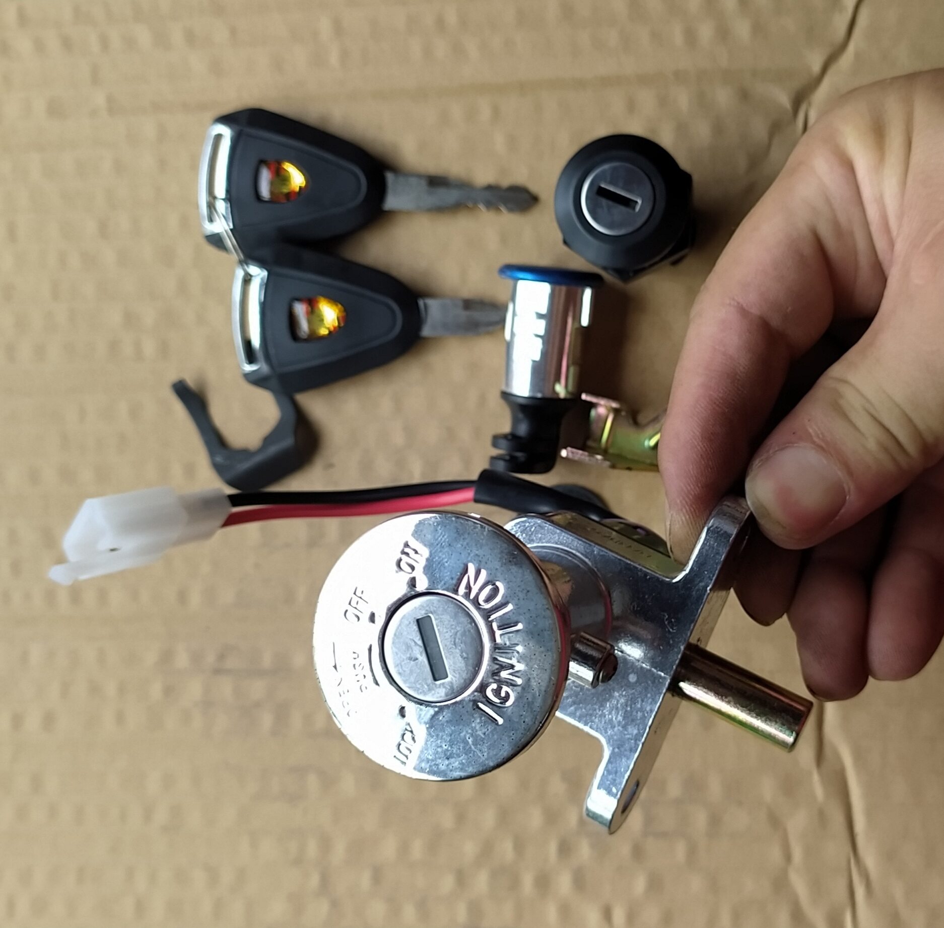 Bộ khóa xe điện Vespa ( bộ 3 khóa gồm khóa điện - khóa cốp - khóa bình )