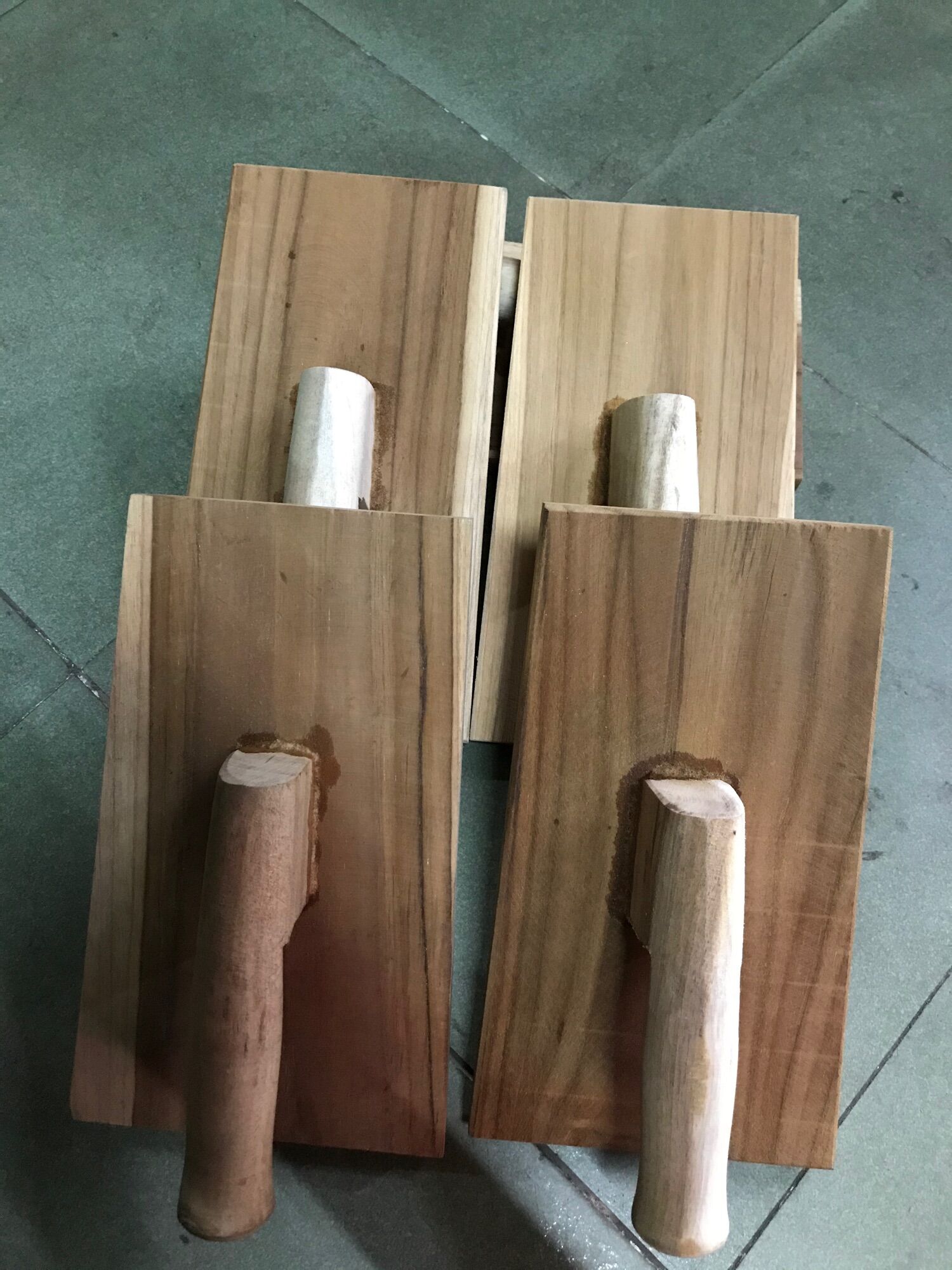 Bàn chà gỗ giá tỵ