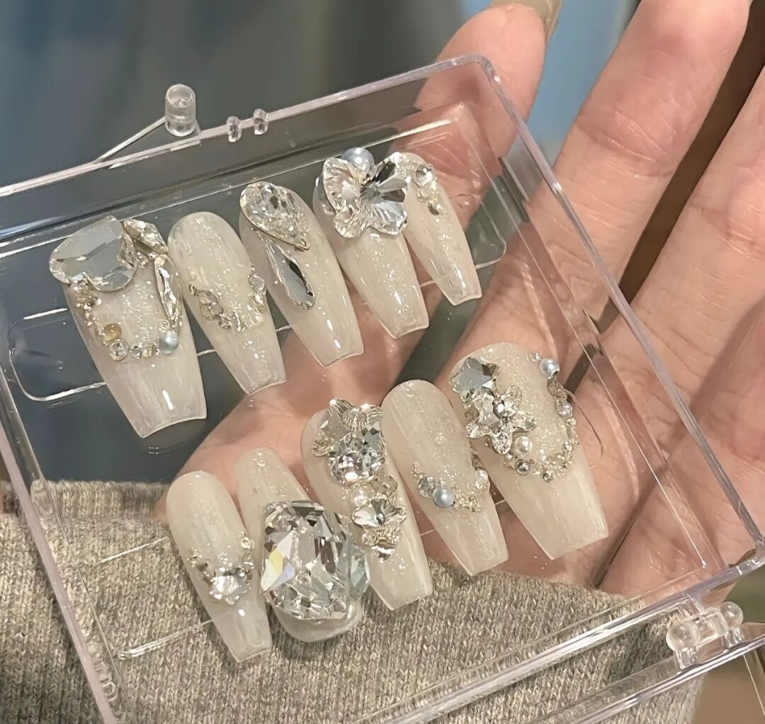 77 Nailbox thiết kế , màu hồng gắn charm Nơ và gấu