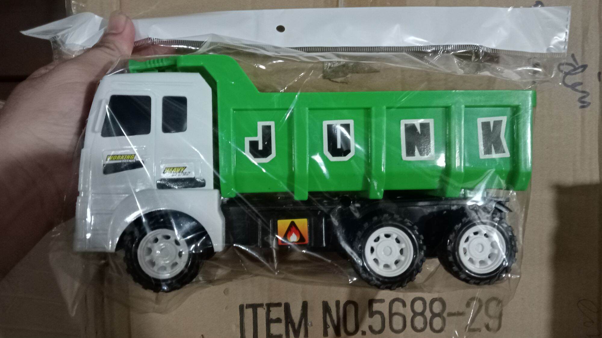 Đồ chơi xe tải chở hàng chạy trớn