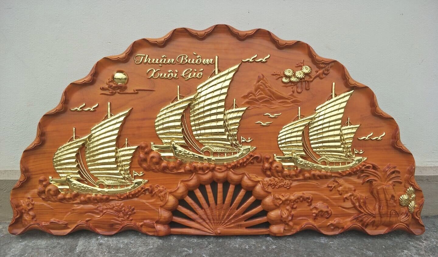 Tranh quạt thuận buồm xuôi gió gỗ hương liền khối kt 1m x 50cm dát vàng