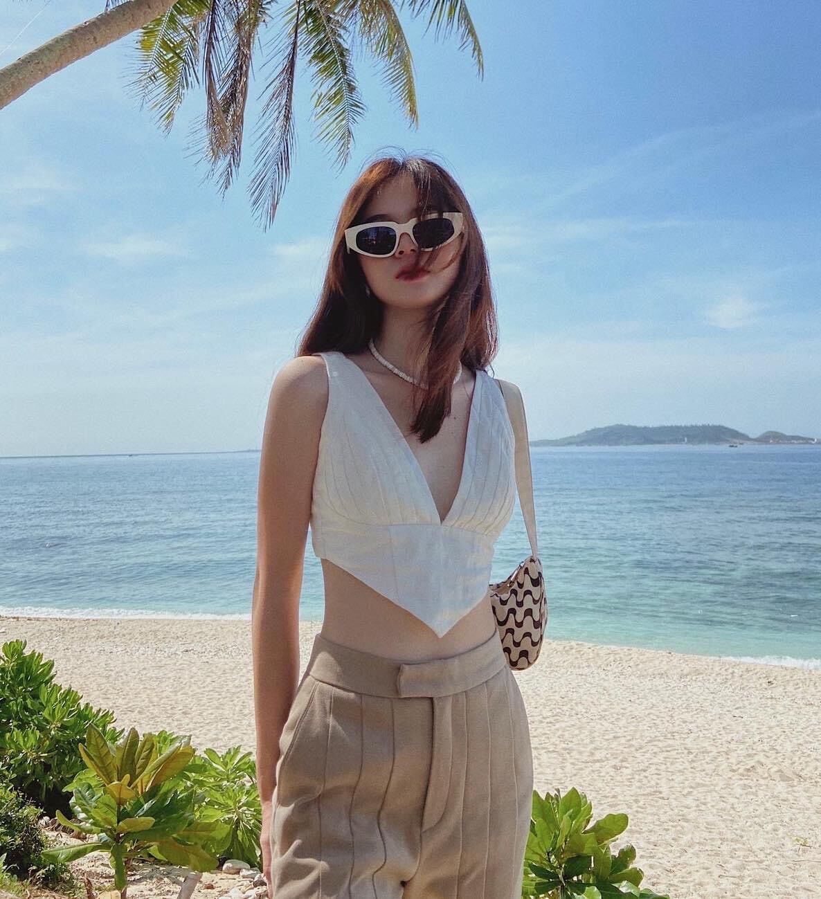 ÁO CROP TRẮNG CỔ V TÀ NHỌN