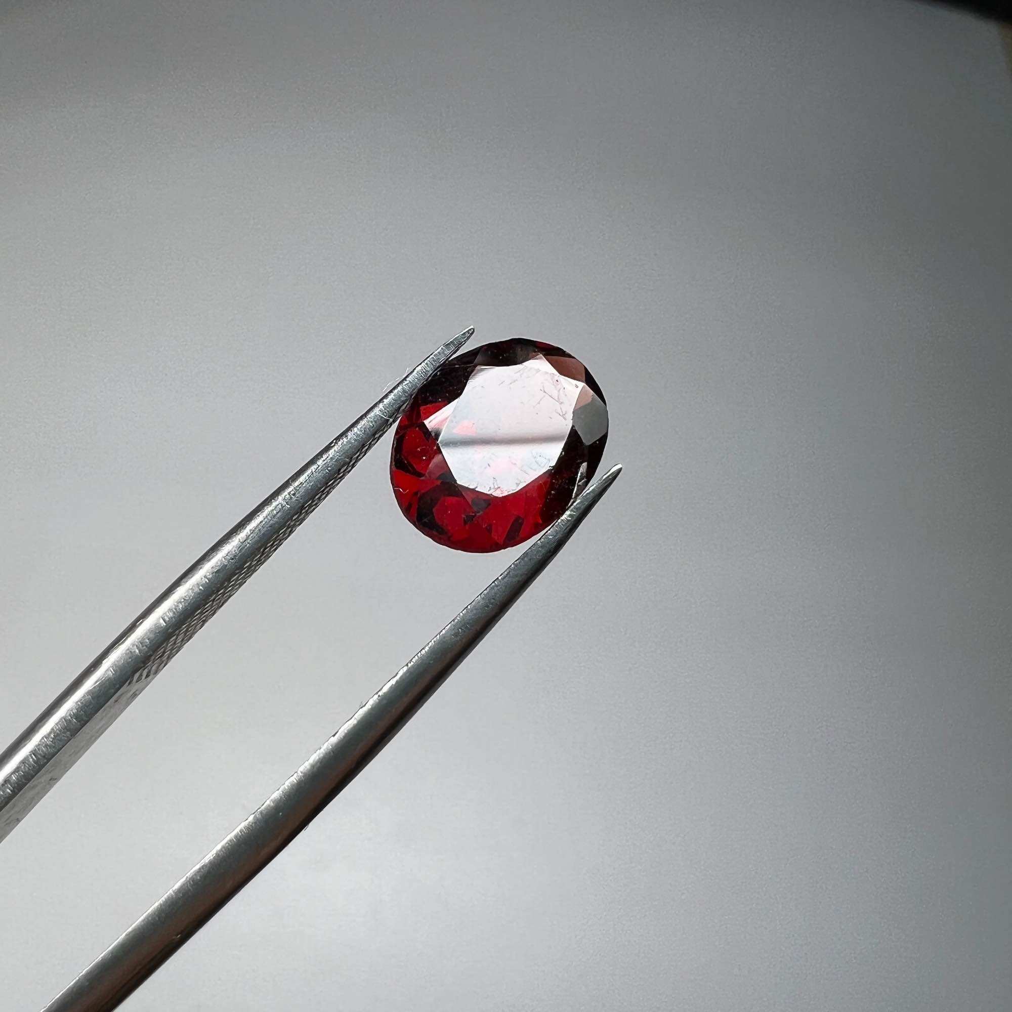 2035-ĐÁ GARNET( ALMANDINE) , HỒNG NGỌC LỰU ĐỎ ĐEN ( THIÊN NHIÊN ) KHÔNG XỬ LÝ, CẮT OVAN