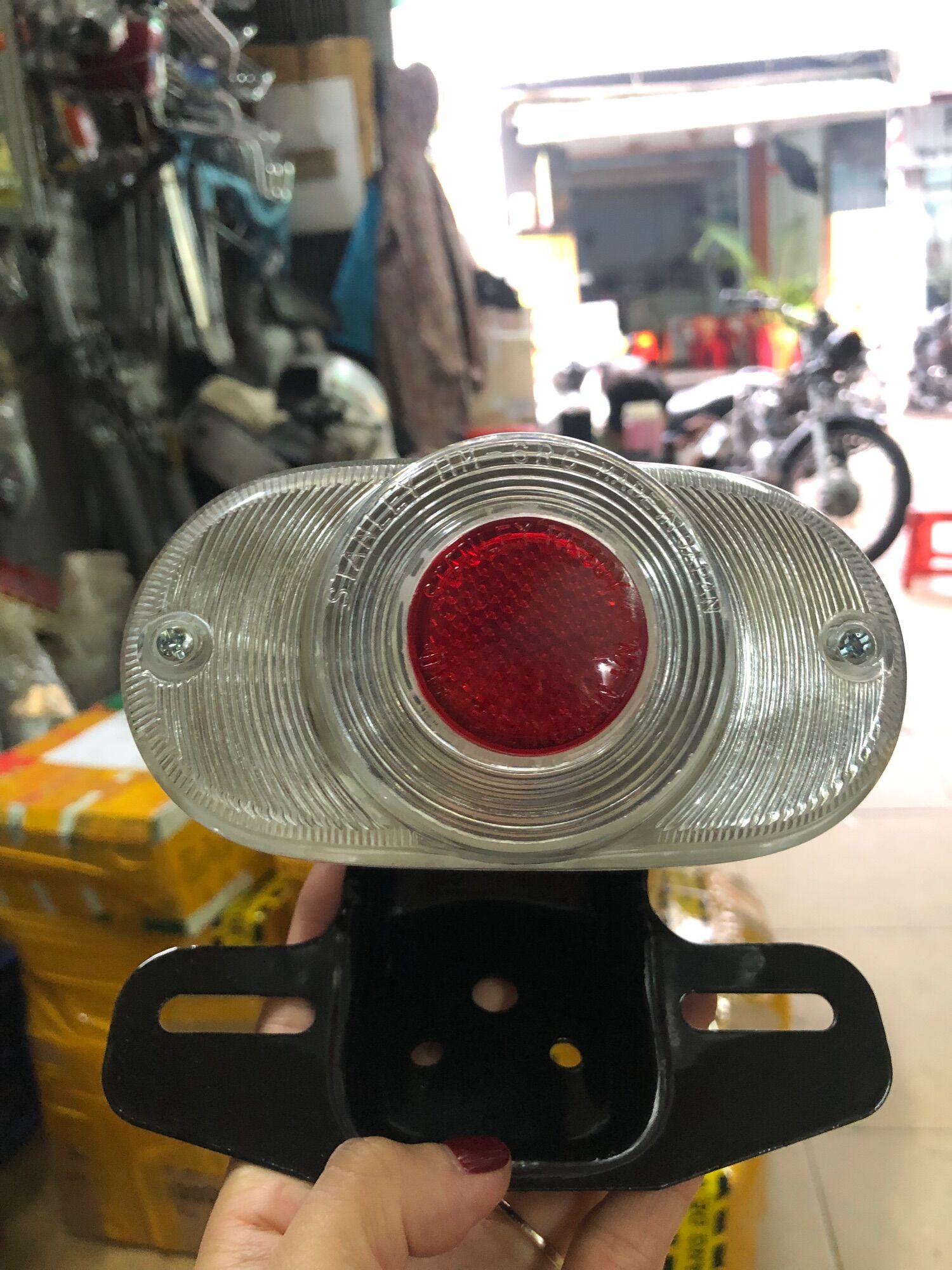 Đèn lái 67 chụp trắng đồng tiền đỏ