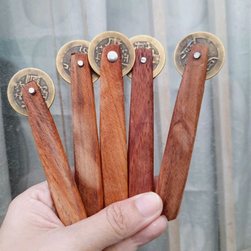 Đồng xu cạo gió cán gỗ (dài 10cm)