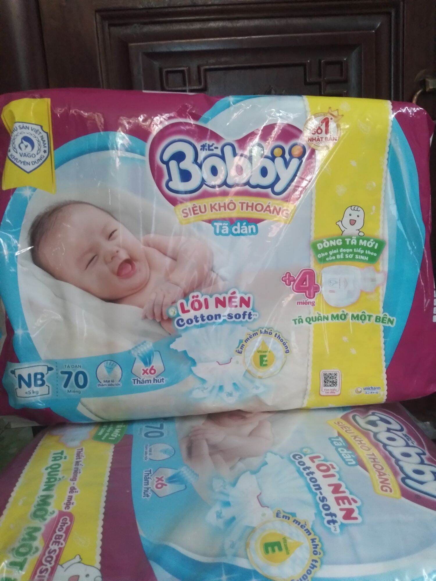 Tã dán sơ sinh Bobby Xs70 miếng tặng 4 miếng tã quần mẫu mới