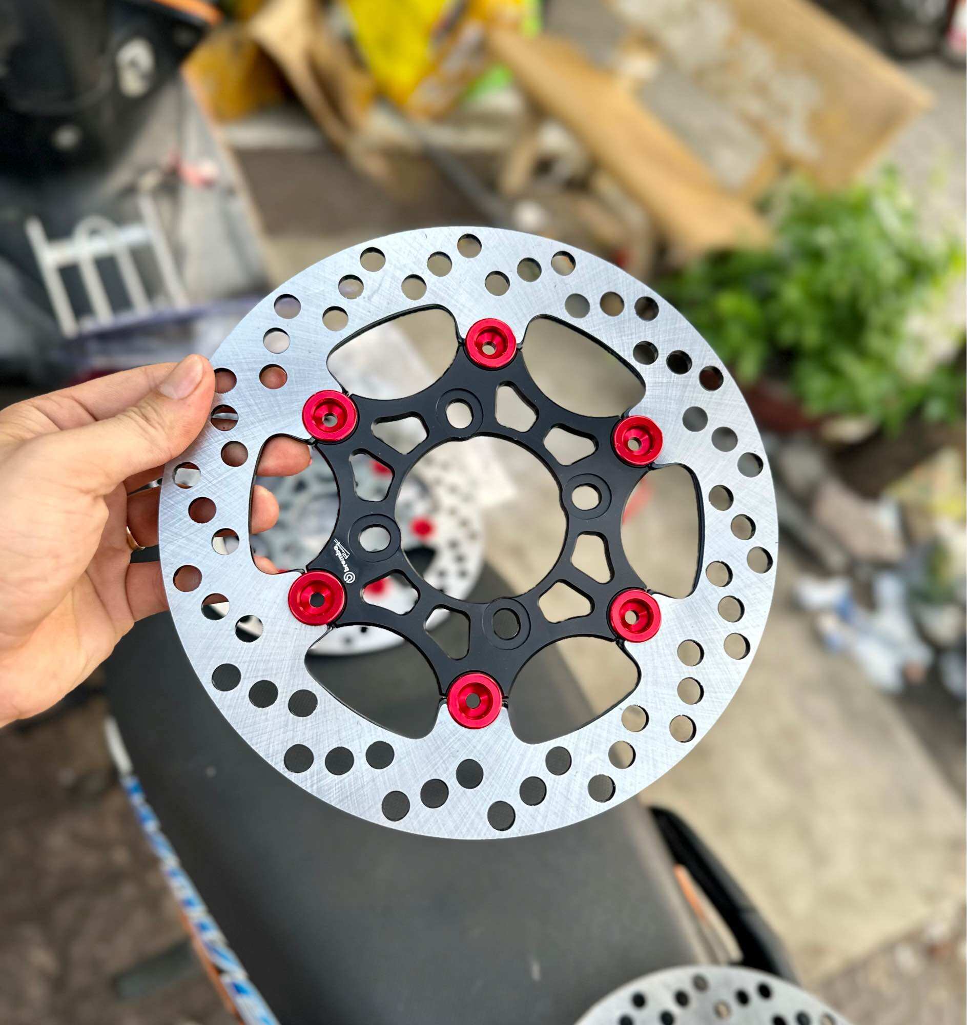 Đĩa thắng Brembo Moto 3 Khoen Đỏ 220mm