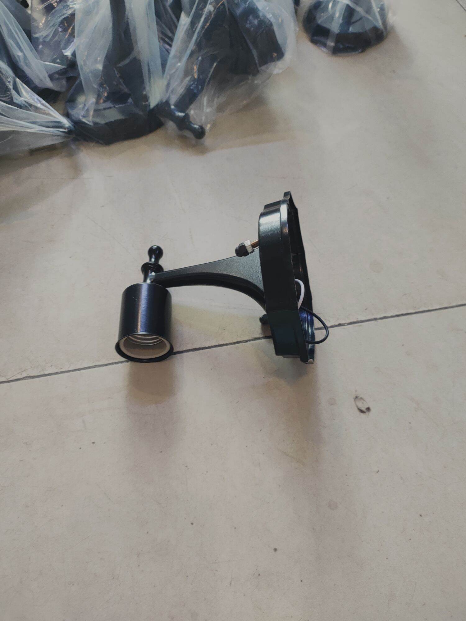 Chân đèn bắt tường đui E27