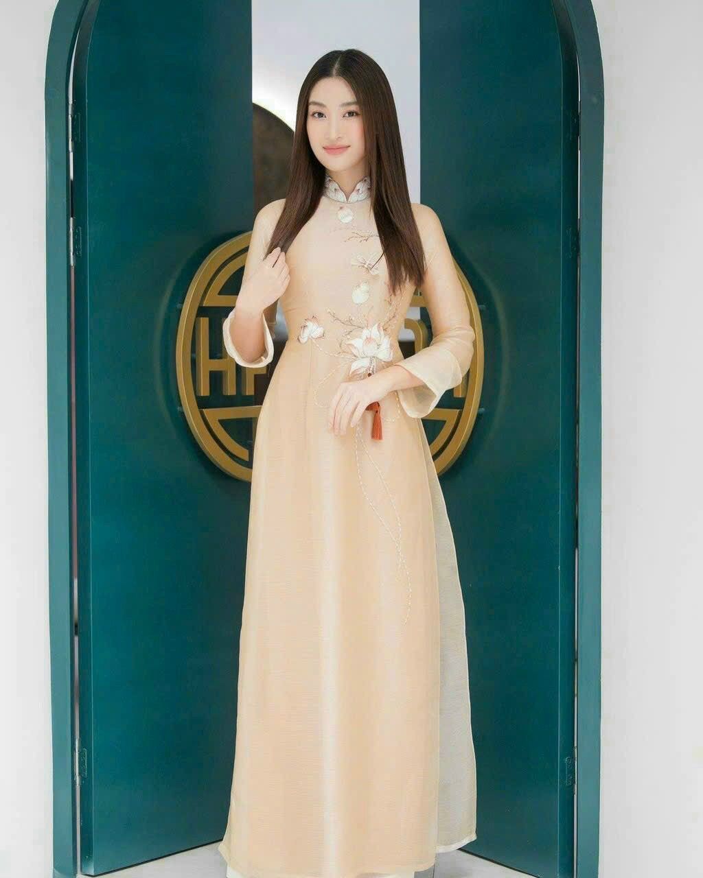 Áo dài Liên Hoa truyền thống thêu hoa sen nhẹ nhàng Nét Việt