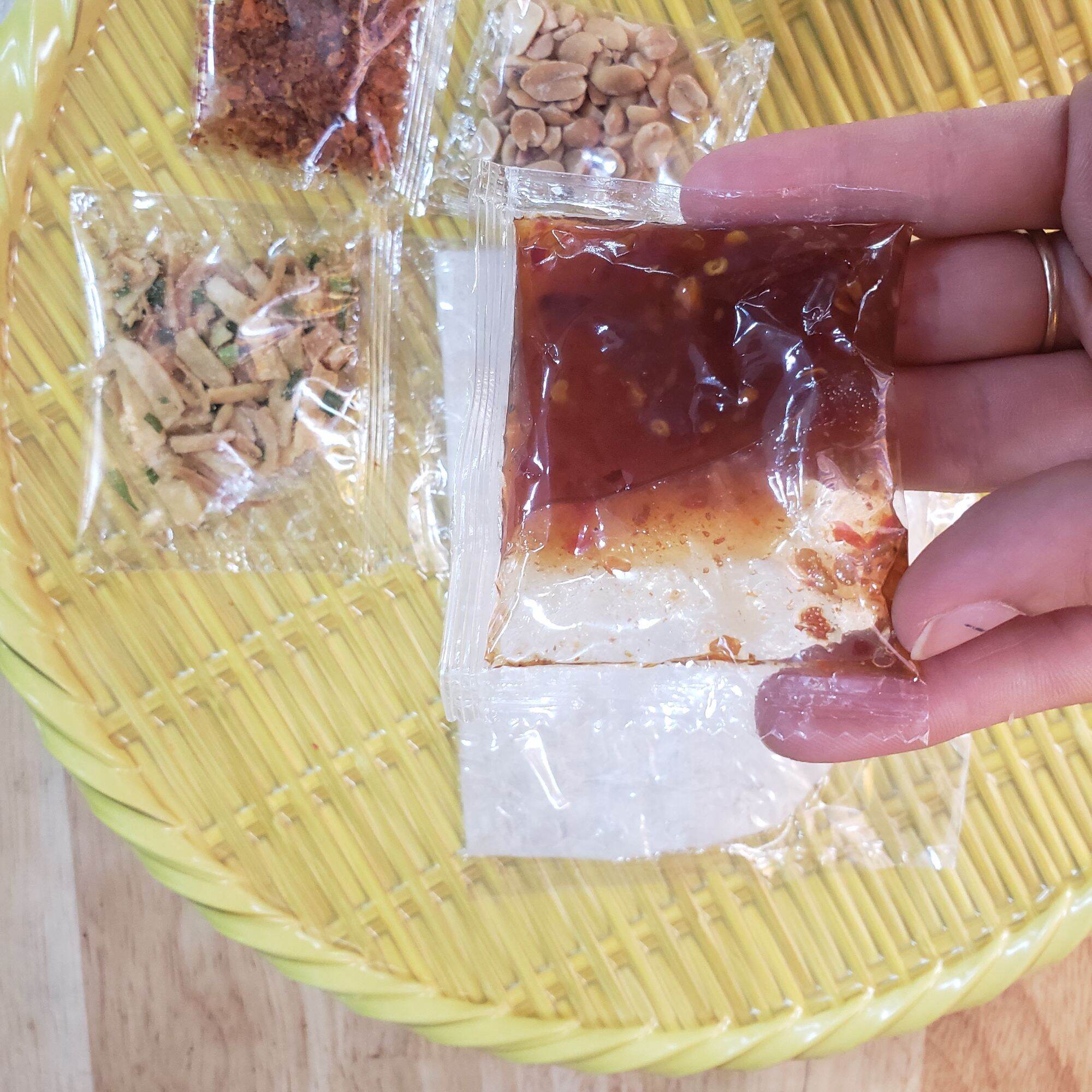 Bánh Phơi Sương Chấm Sốt Me Đậu