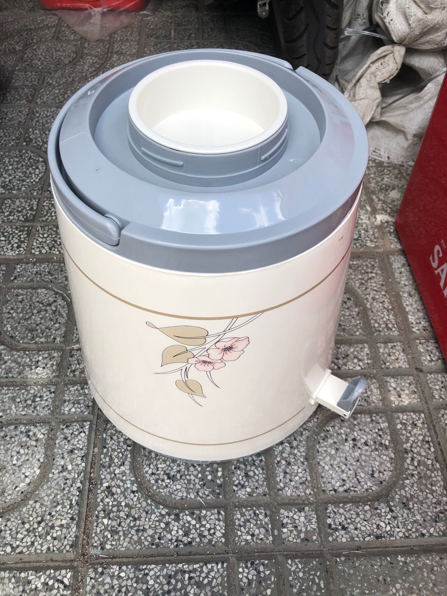 Thùng đá giữ nhiệt có vòi 14 lít( giao màu ngẫu nhiên)