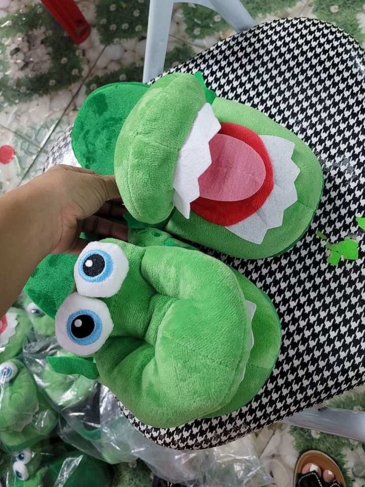 Dép bông cá sấu