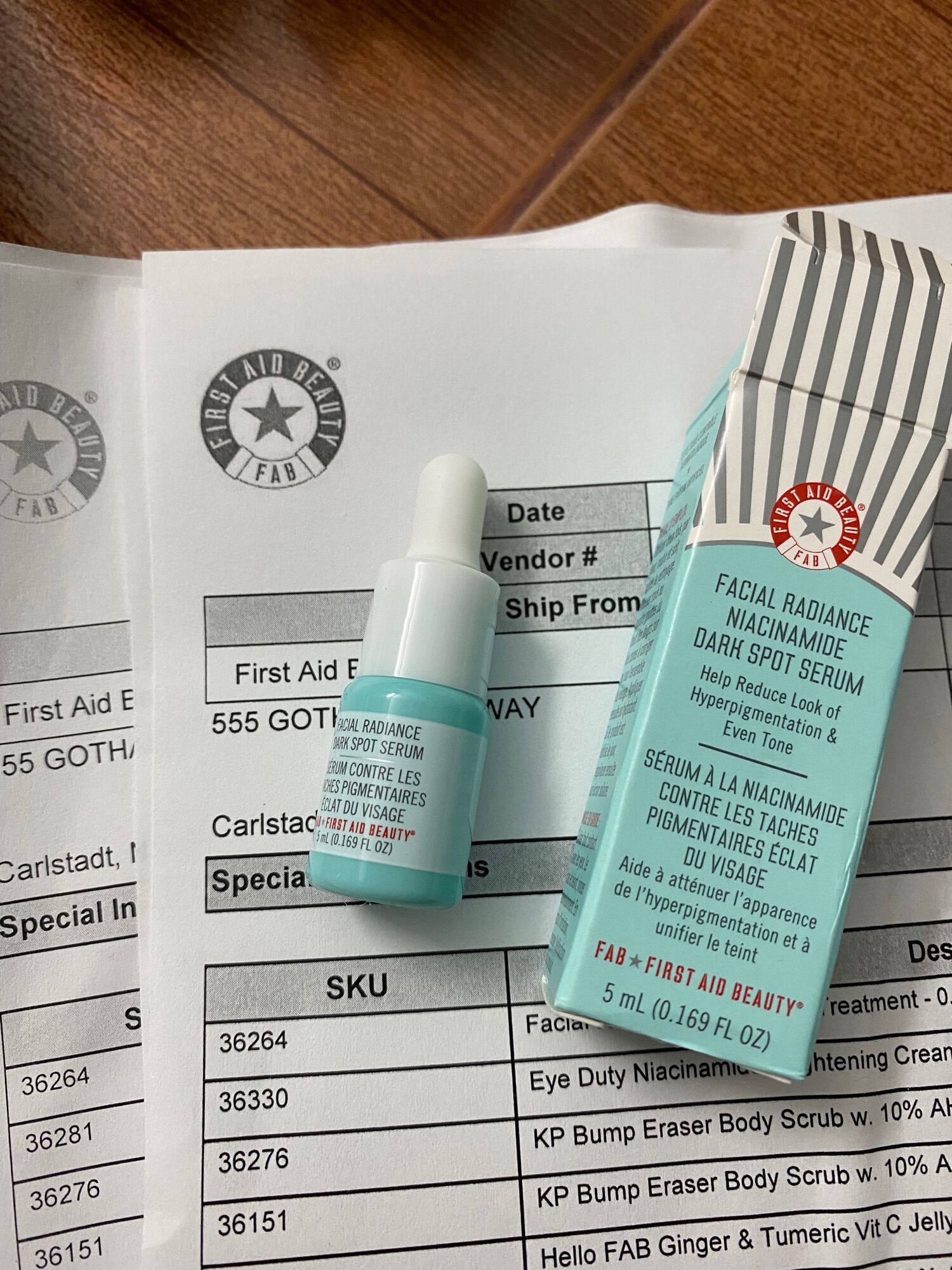 Tinh chất dưỡng sáng da giảm thâm First Aid Beauty Facial Radiance Niacinamide Dark Spot Serum