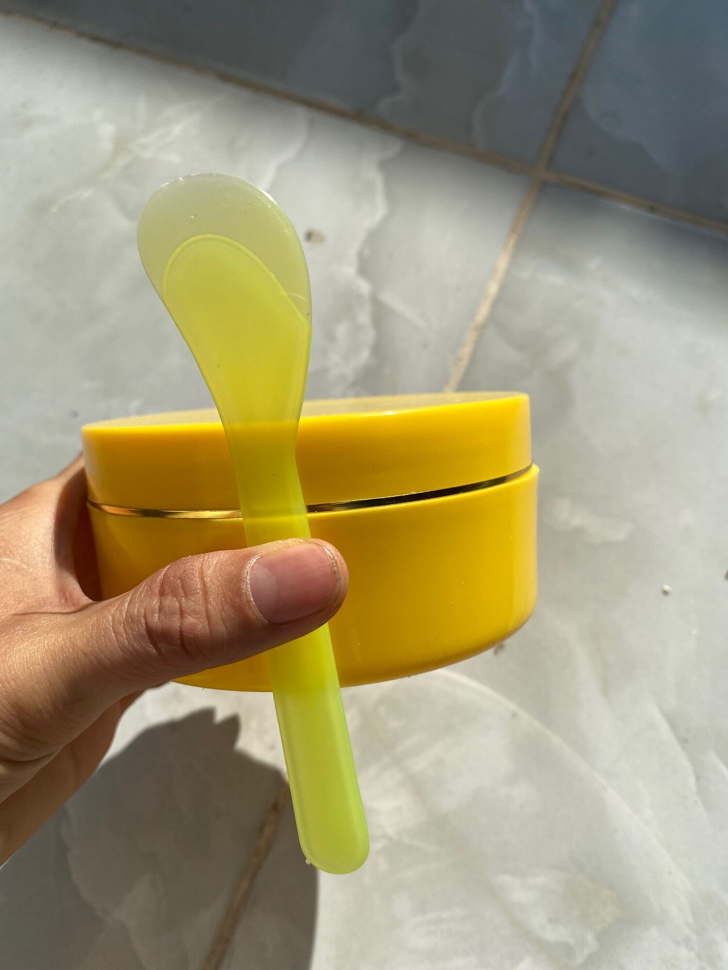 Hủ 200gr màu vàng