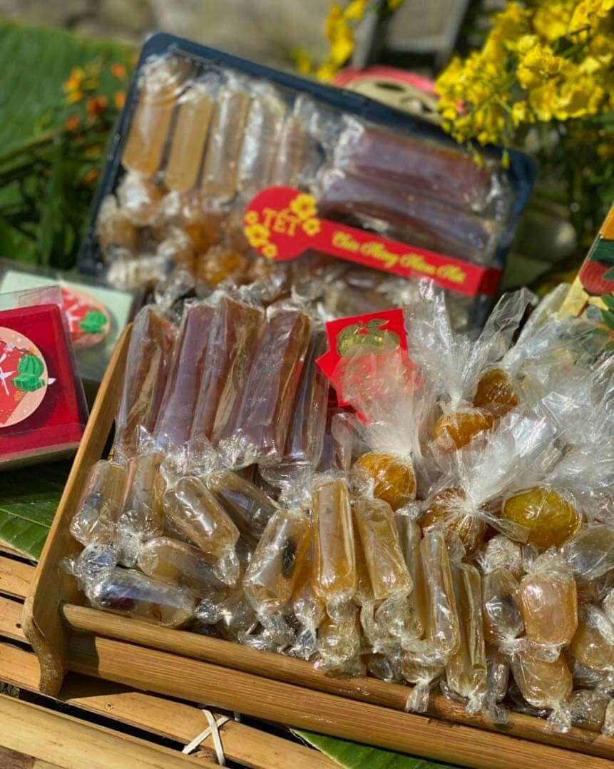 Hộp mứt Ngũ phúc đông đầy 700g (Mứt me quấn khúc,  mứt tắc,mứt gừng viên,  mứt khóm,  mứt mãng cầu)