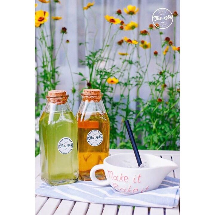Chai thuỷ tinh vai vuông nút gỗ đựng nước ép, sữa hạt, cắm hoa