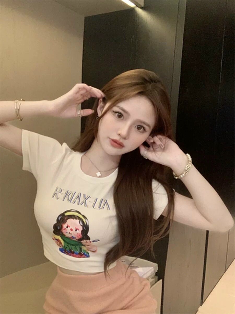 Áo croptop cô gái tóc xù BG