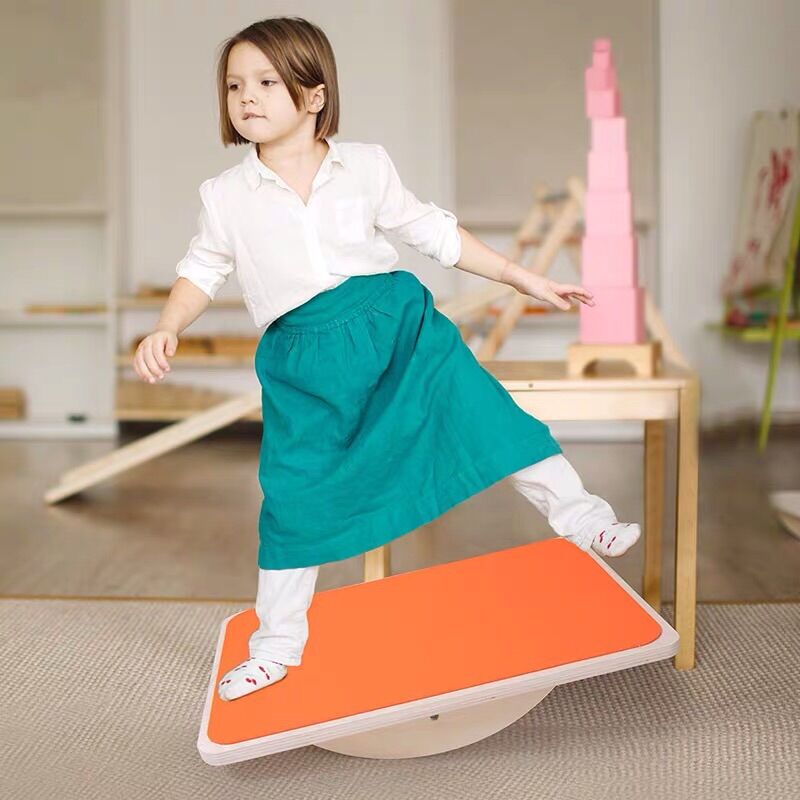 Ván gỗ thăng bằng. Ván thể dục dành cho bé