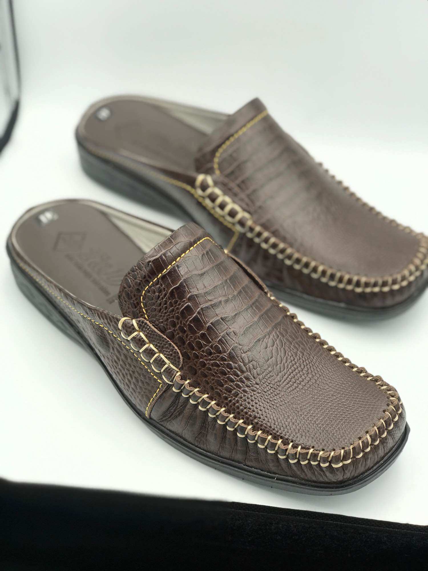 Giày sục da bò dập Vân cá xấu. Hàng nhà làm.