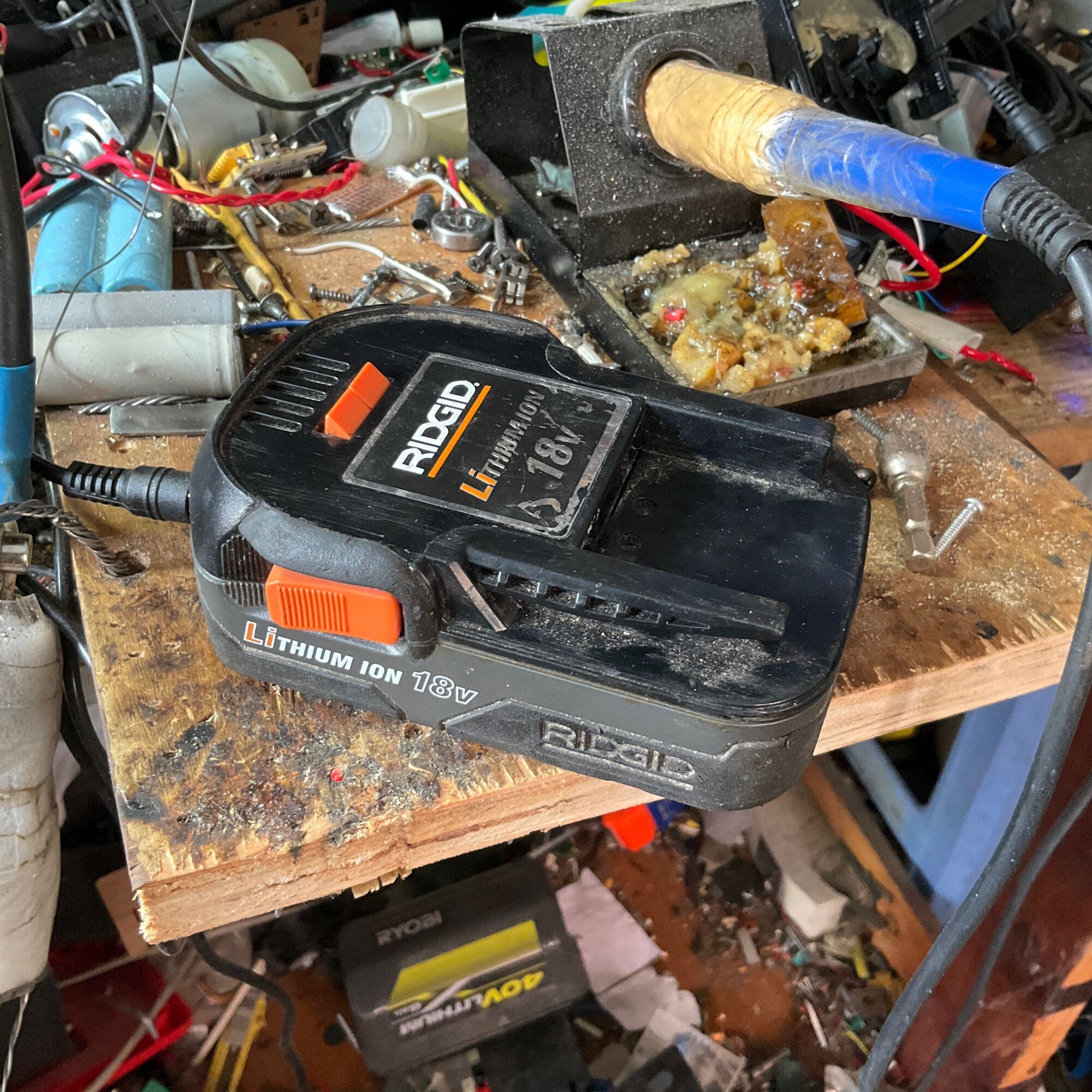 Nsv pin ridgid 18v pin aeg 18v 2ah tặng sạc 220v adapter