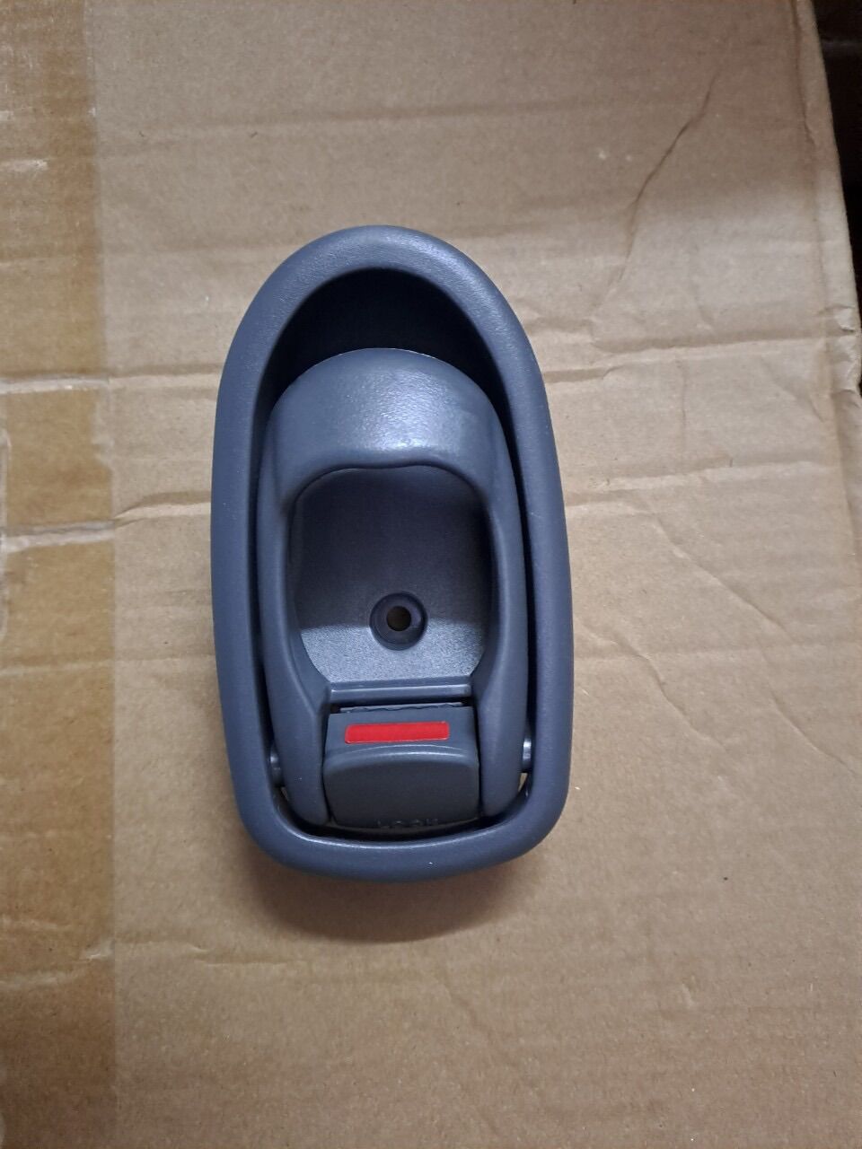 Tay mở cửa trong kia spectra