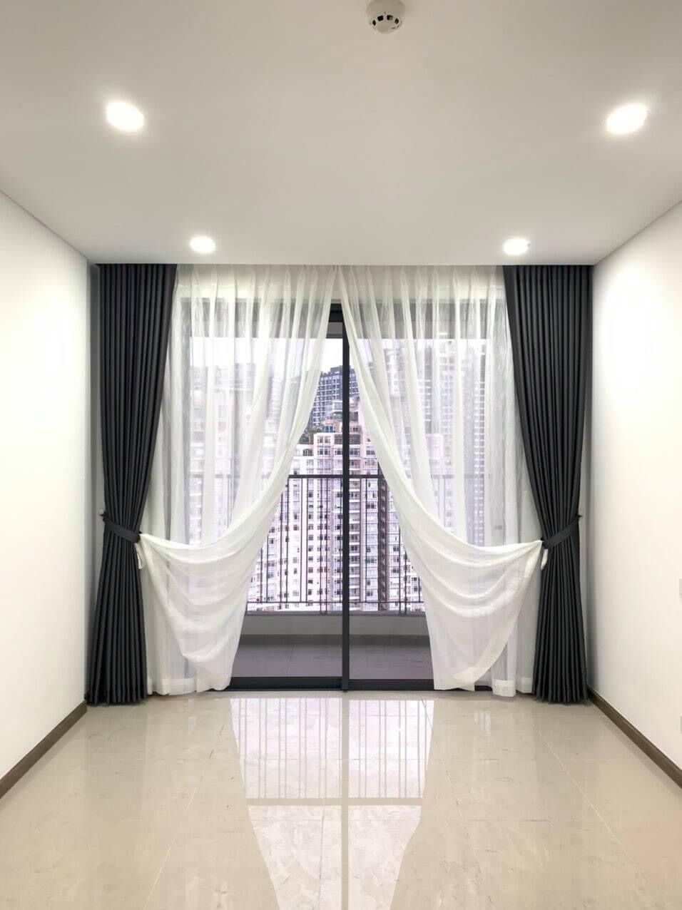 Rèm cửa màu xám đậm, chống nắng cản sáng tốt.